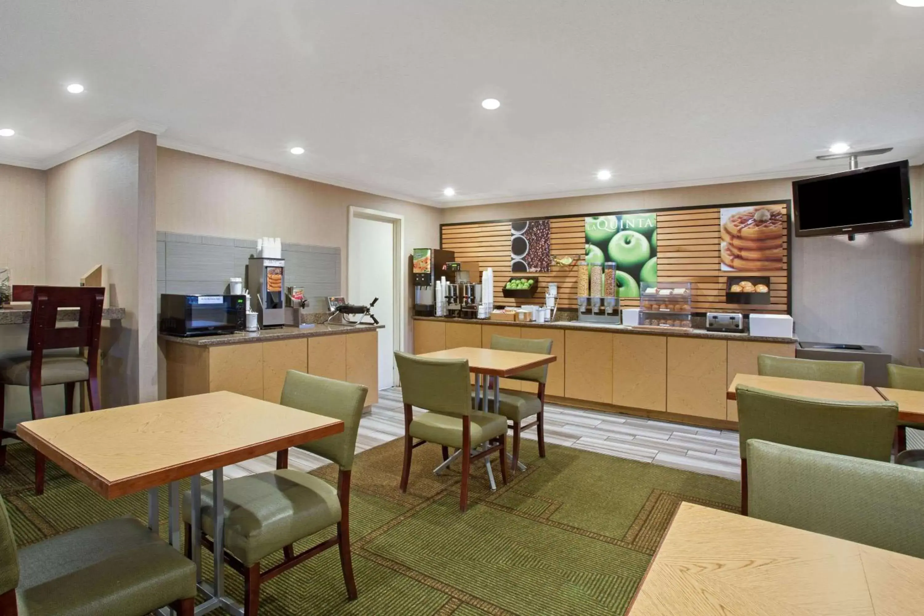 Restaurant/Places to Eat in La Quinta Inn by Wyndham Auburn Worcester