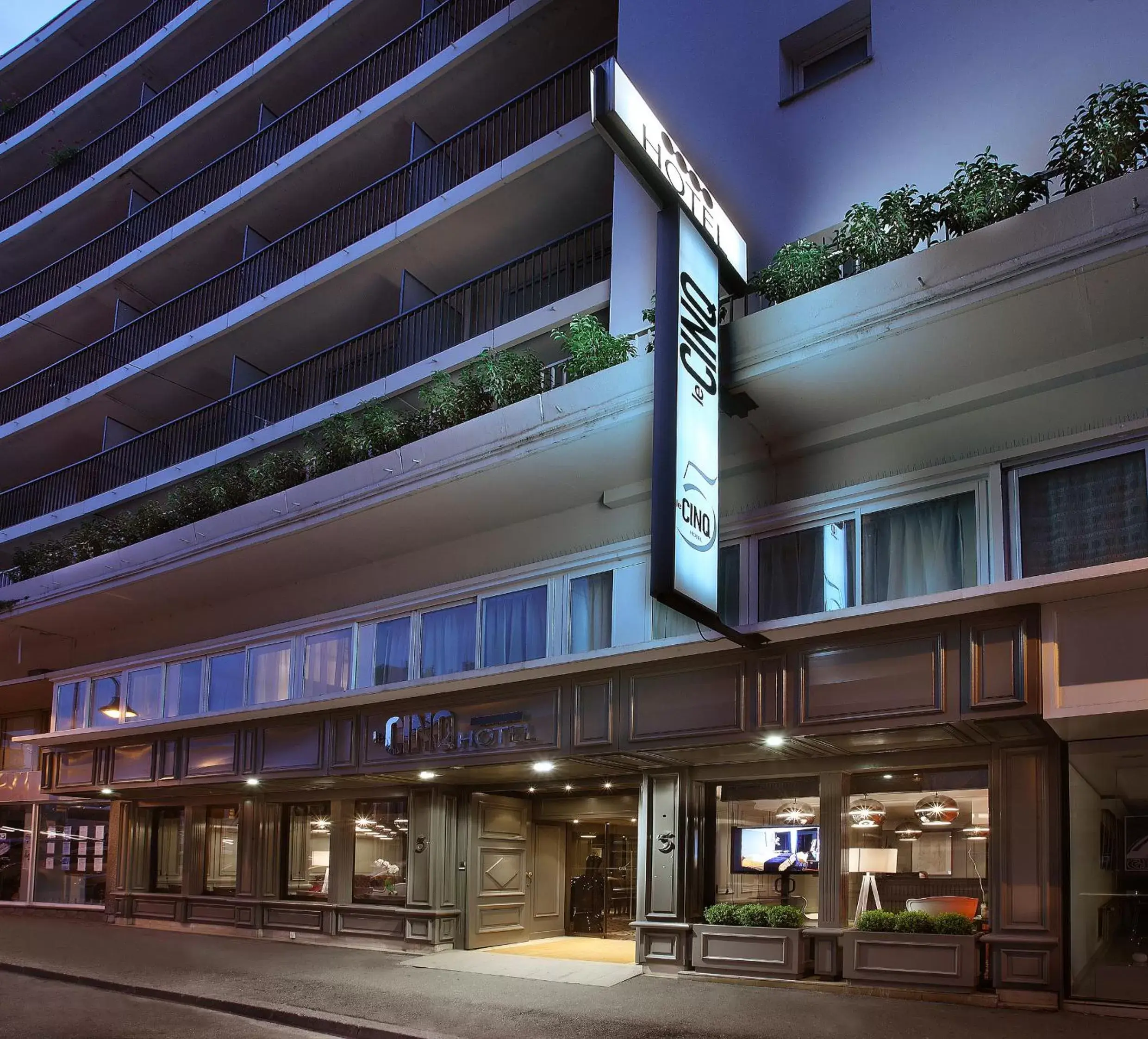 Facade/entrance, Property Building in Hotel le Cinq Hyper - Centre