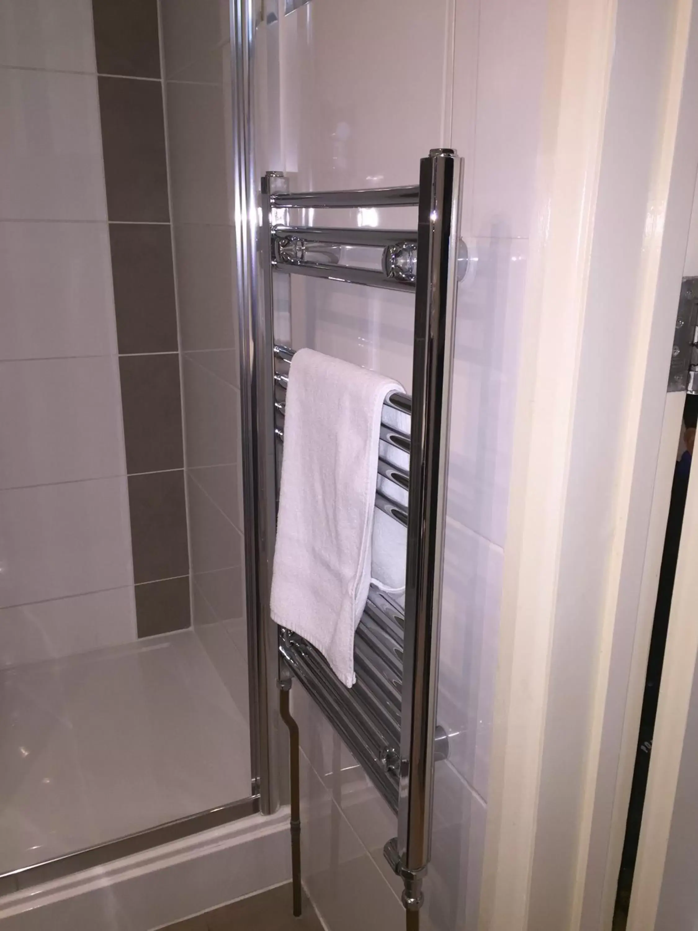 Shower, Bathroom in Lyall Apartment Hotel