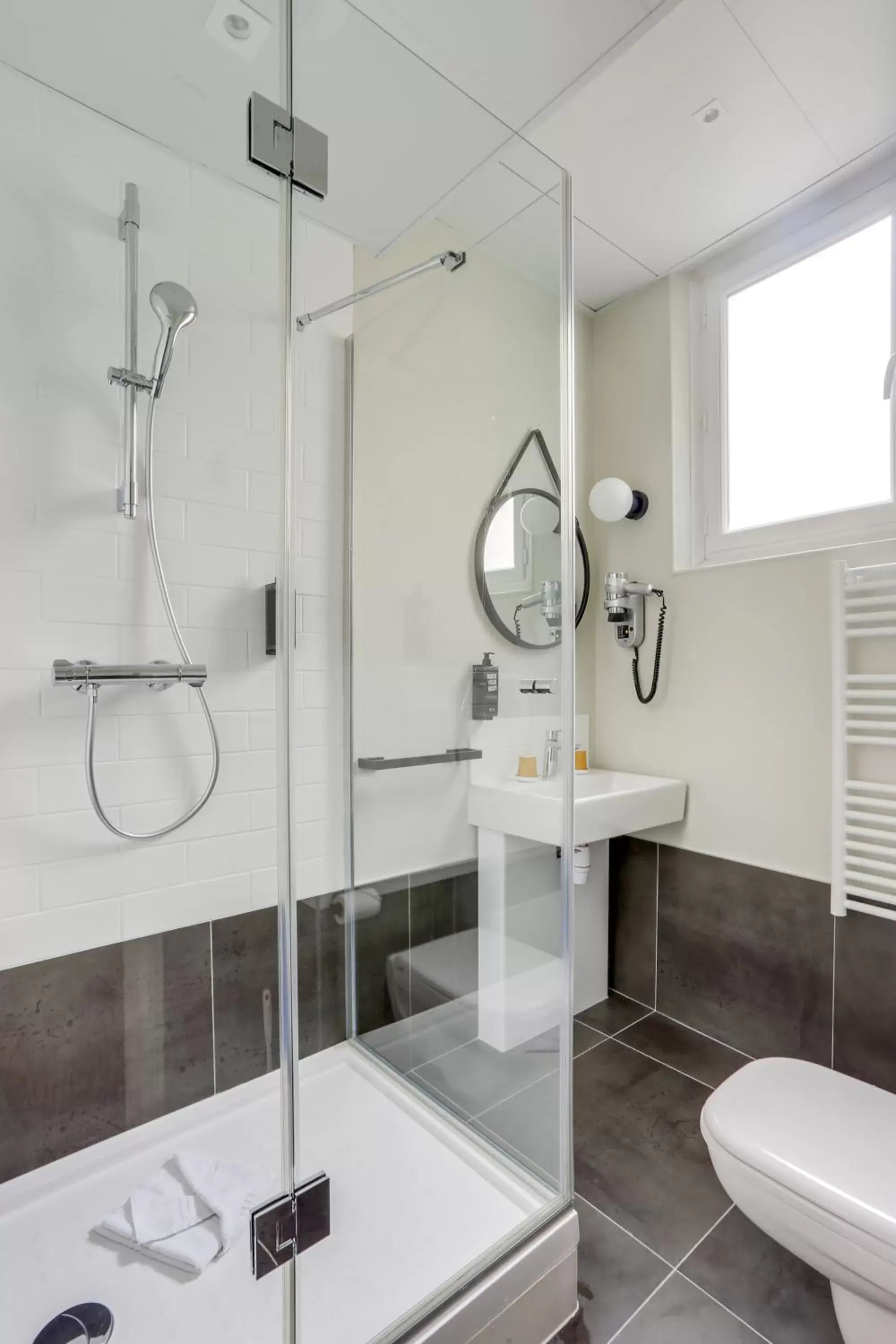 Shower, Bathroom in ibis Daumesnil Porte Doree