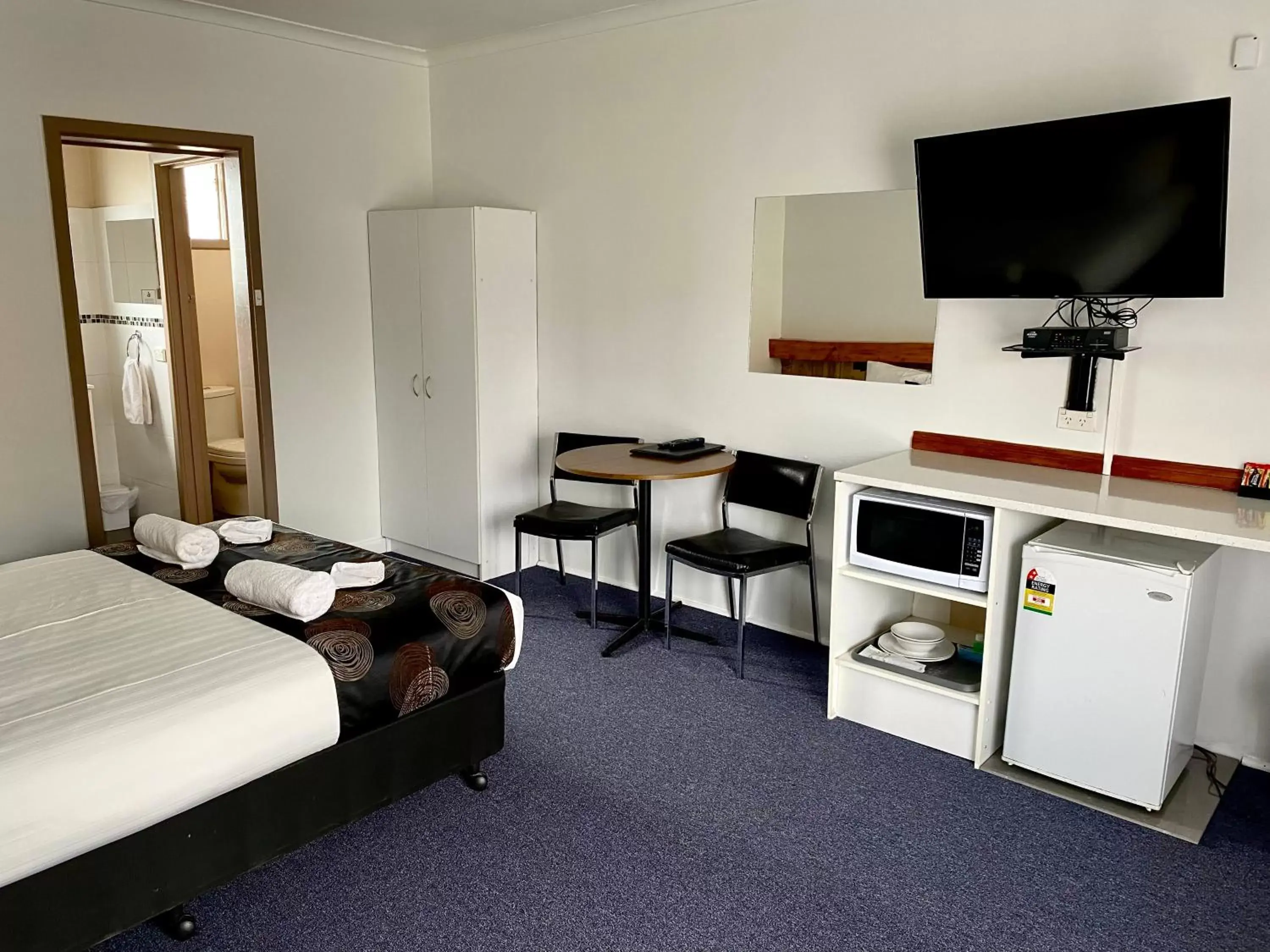 Bed, TV/Entertainment Center in Motel Stawell