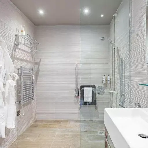 Shower, Bathroom in Murrayfield Hotel
