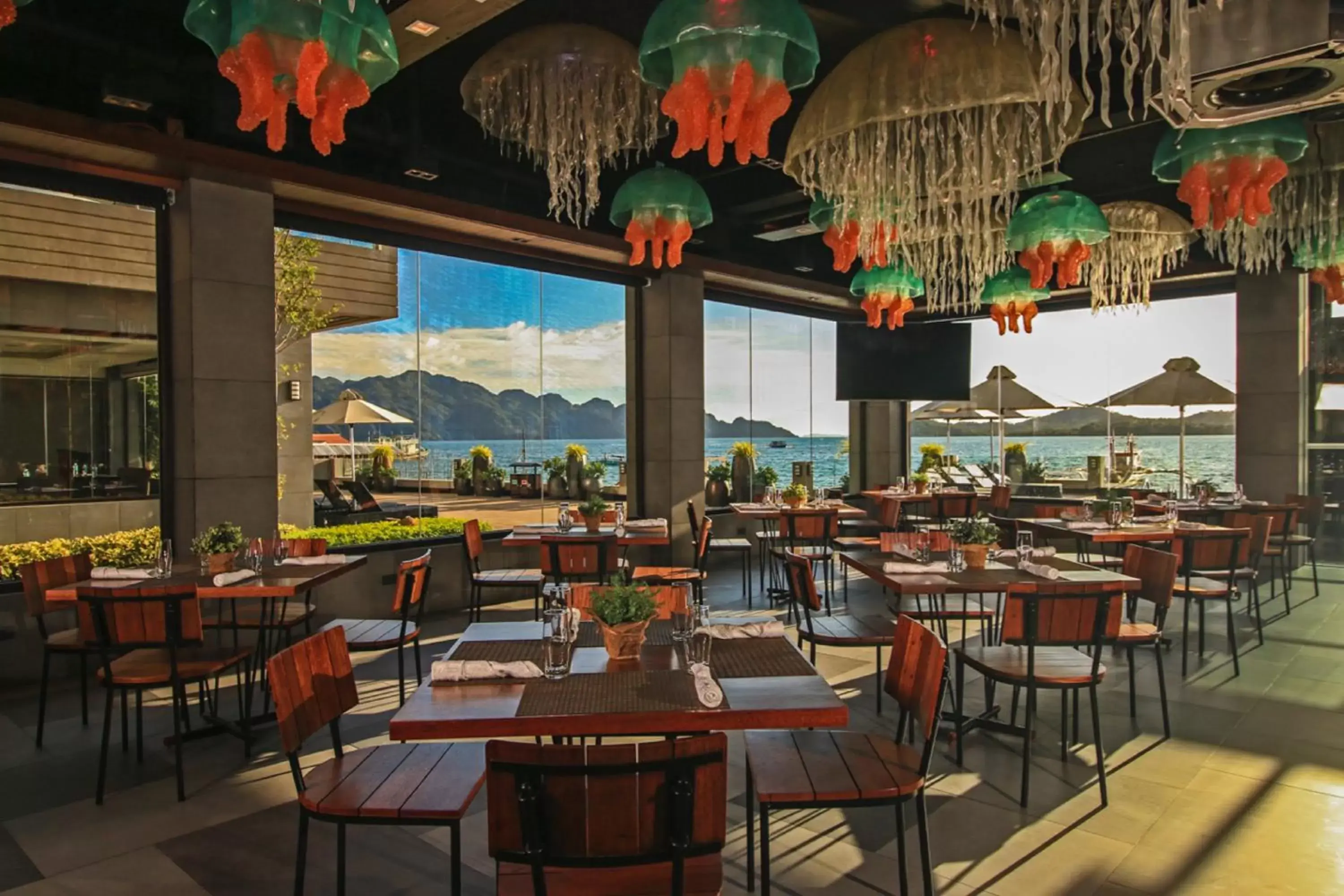 Restaurant/Places to Eat in Two Seasons Coron Bayside Hotel