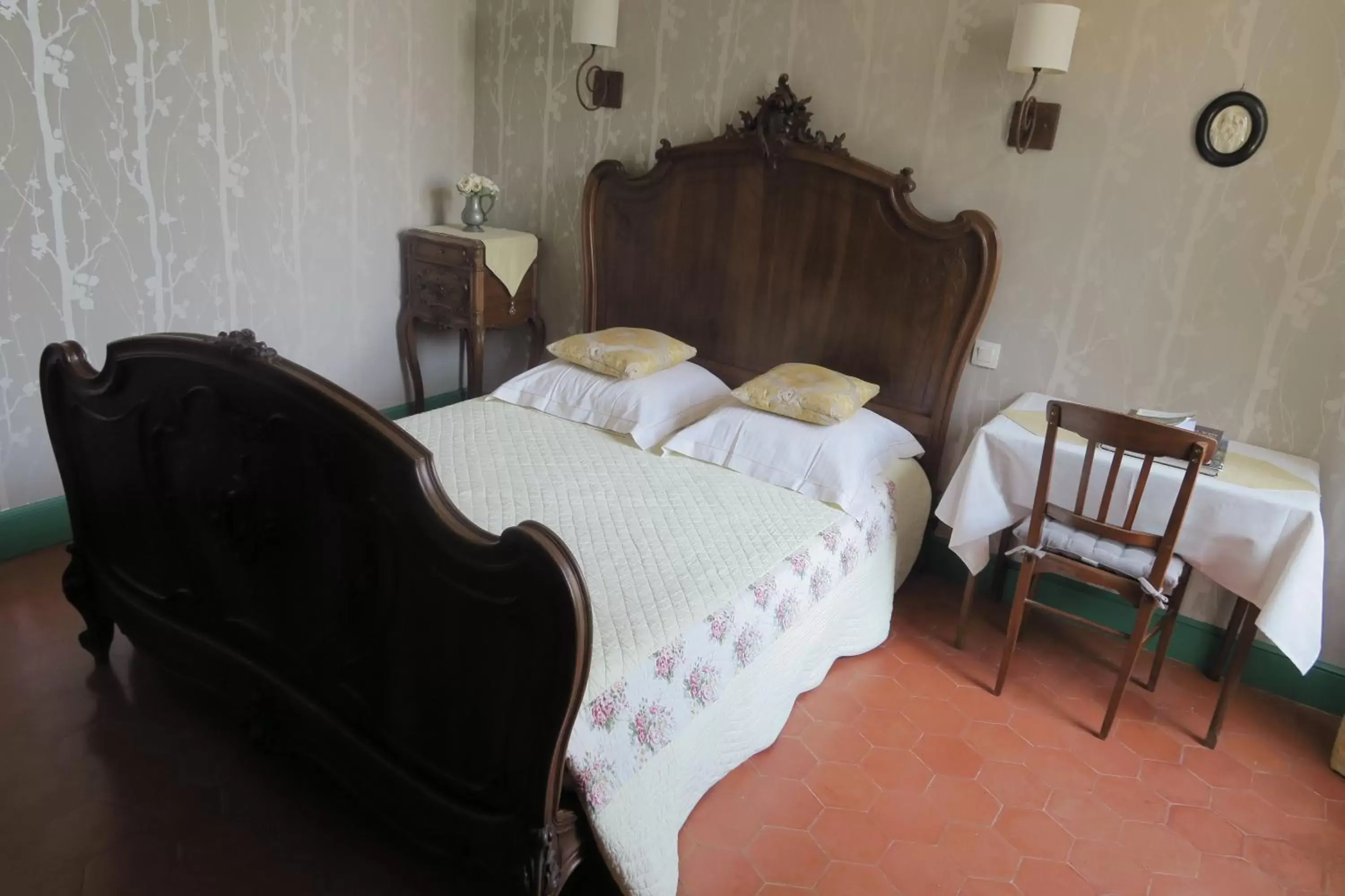 Photo of the whole room, Bed in Le Domaine de Fraissinet