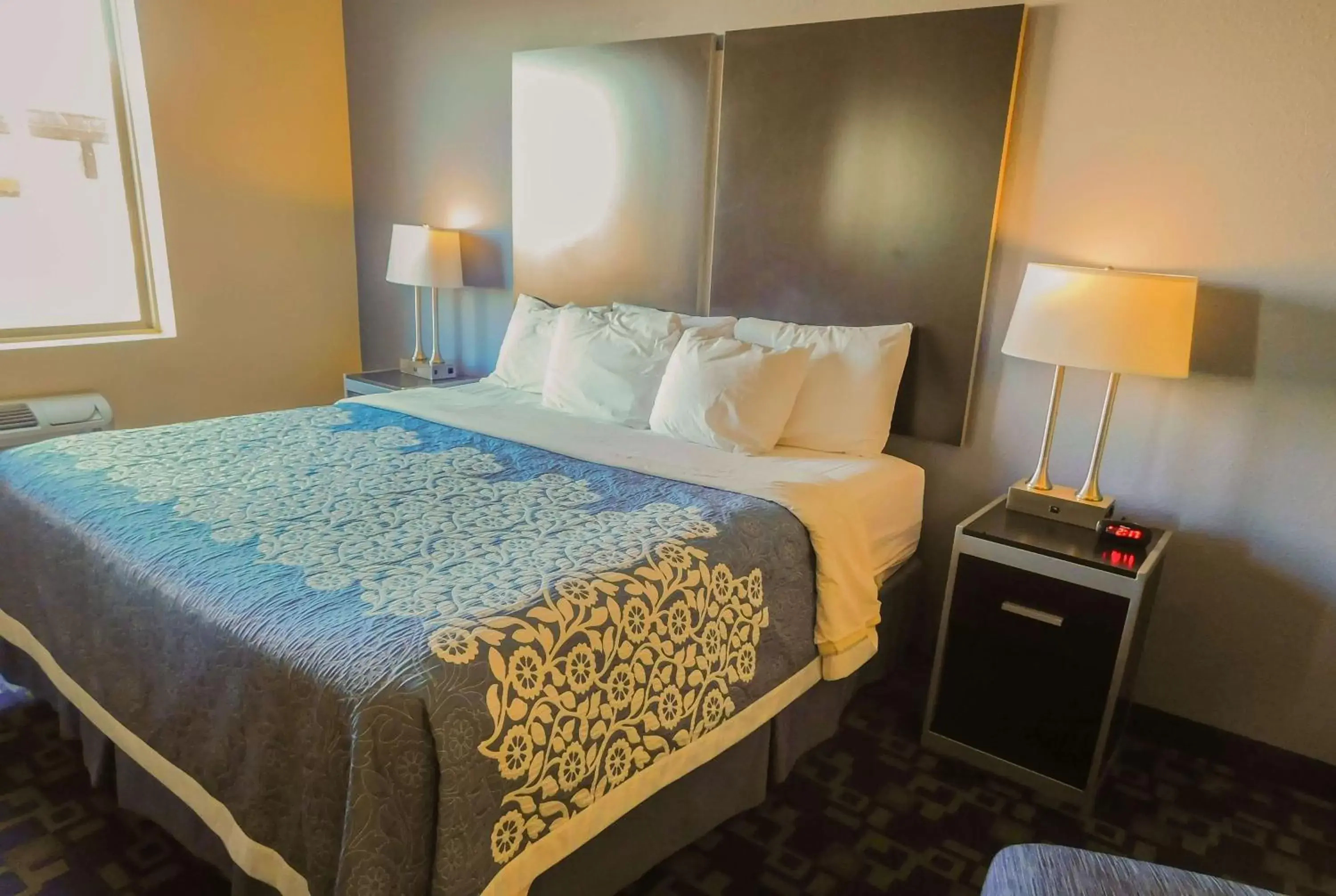 Photo of the whole room, Bed in Days Inn & Suites by Wyndham Pocahontas