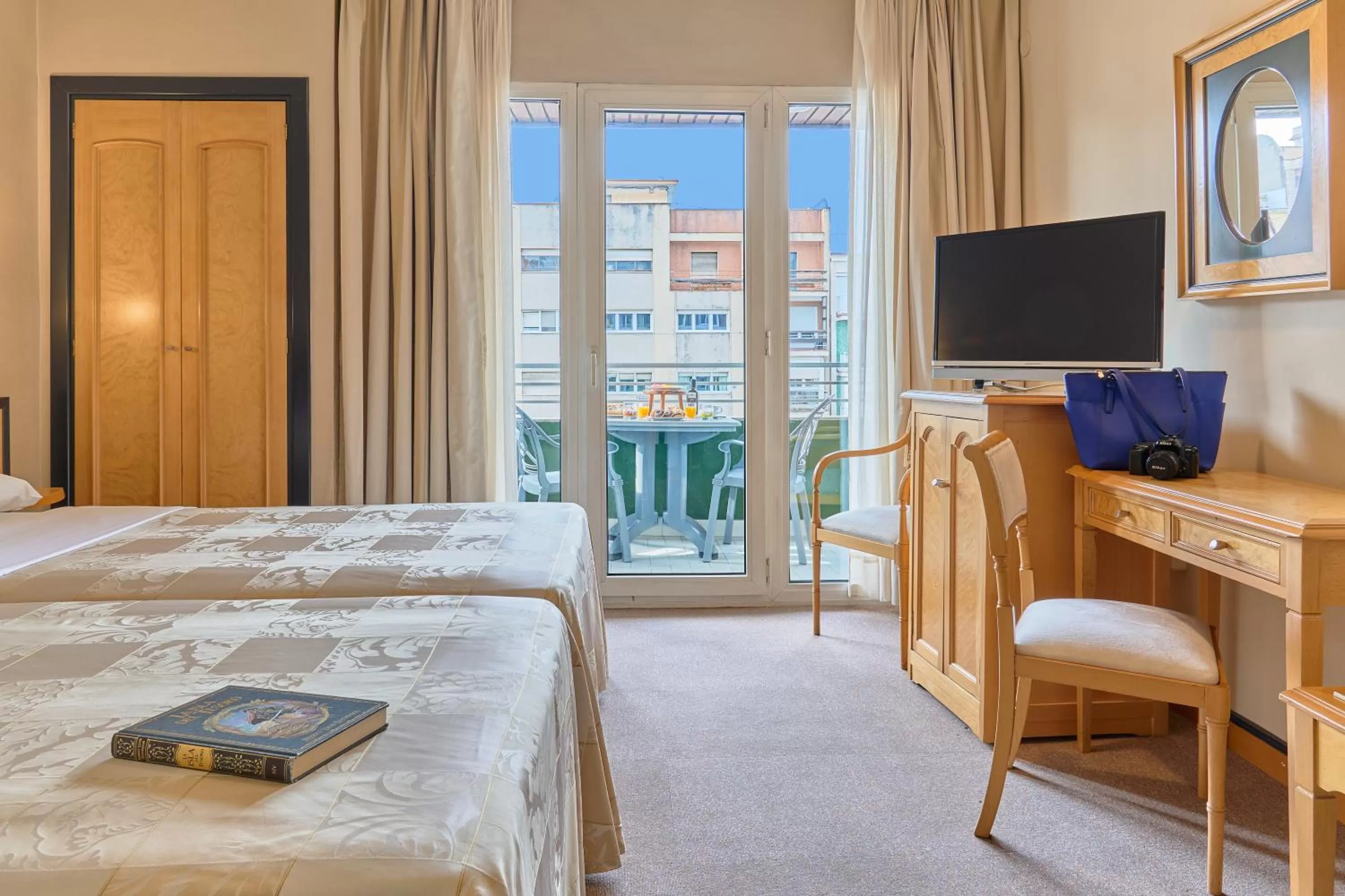 Balcony/Terrace, Bed in Hotel Macià Cóndor