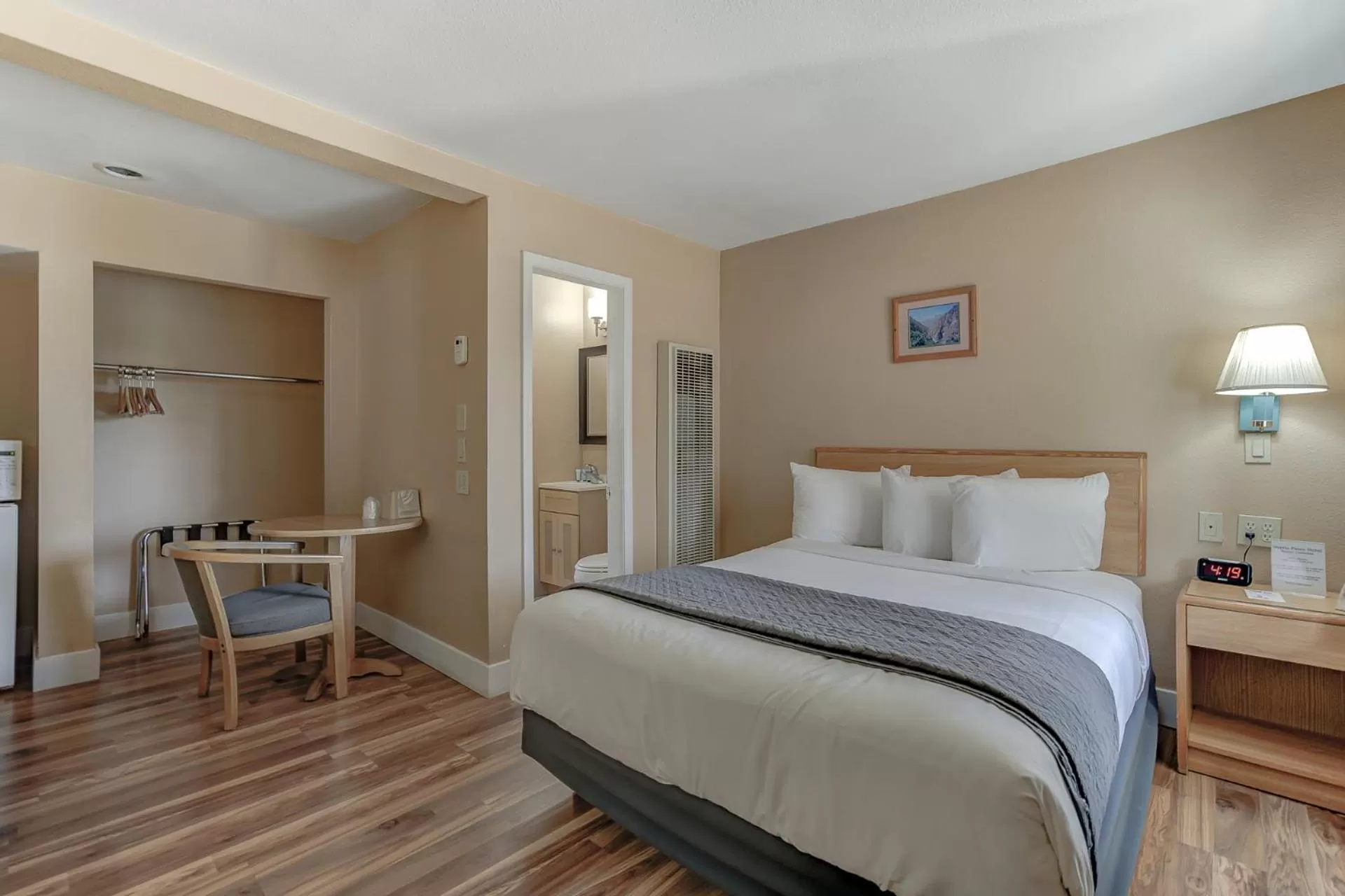 Bed in Shasta Pines Motel & Suites