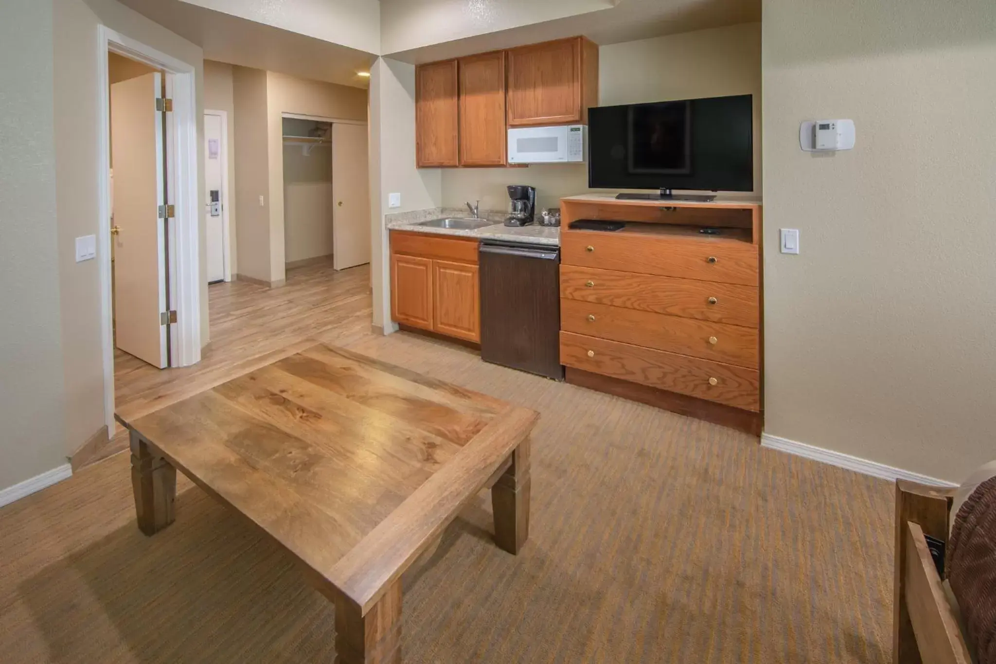 Photo of the whole room, Kitchen/Kitchenette in Holiday Inn Club Vacations - David Walley's Resort, an IHG Hotel