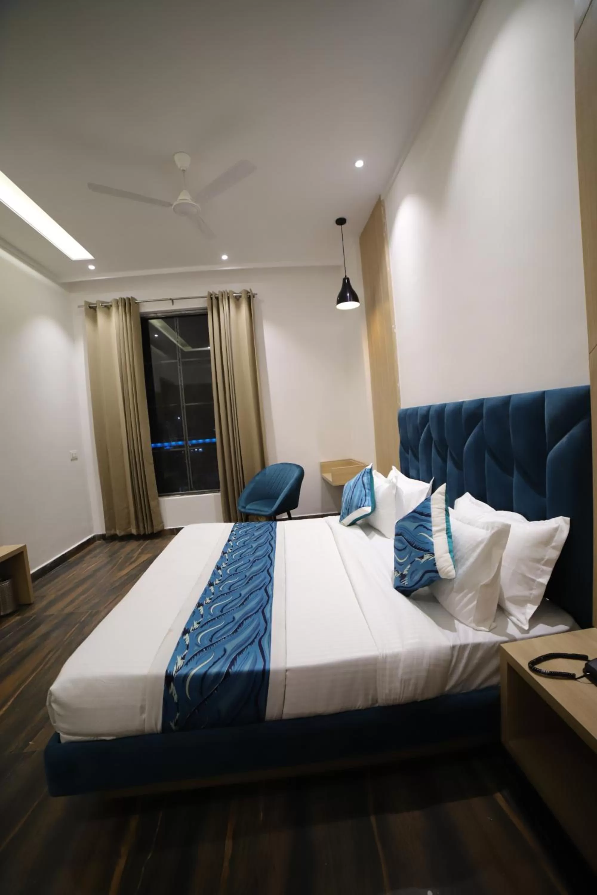 Photo of the whole room, Bed in Hotel Diamond View