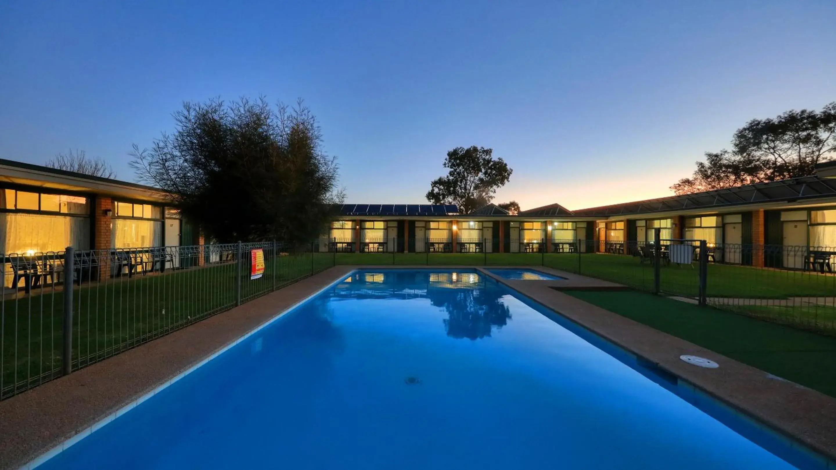 Property building, Swimming Pool in Junee Motor Inn