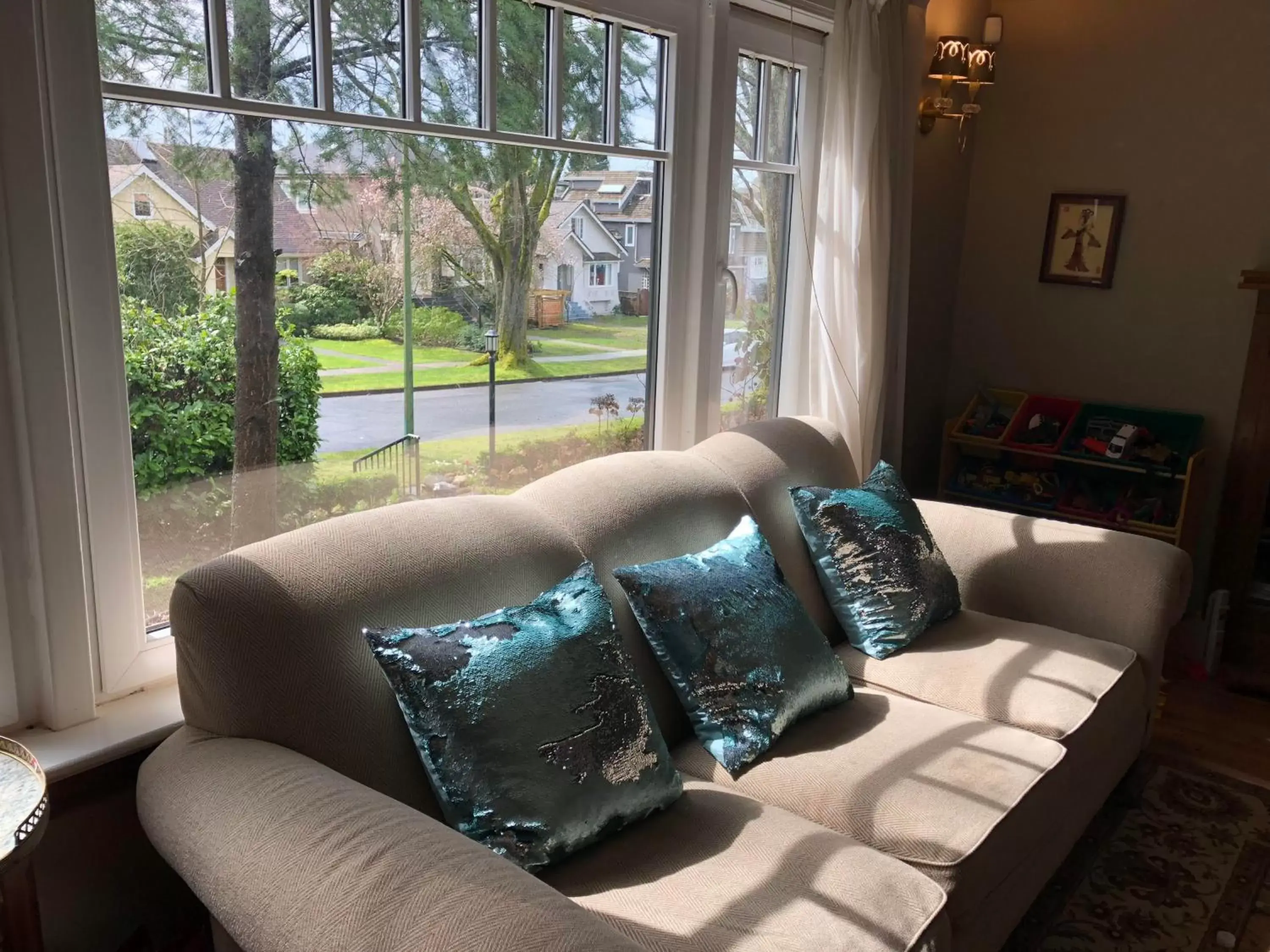 Seating Area in The Sunshine House-Free Parking