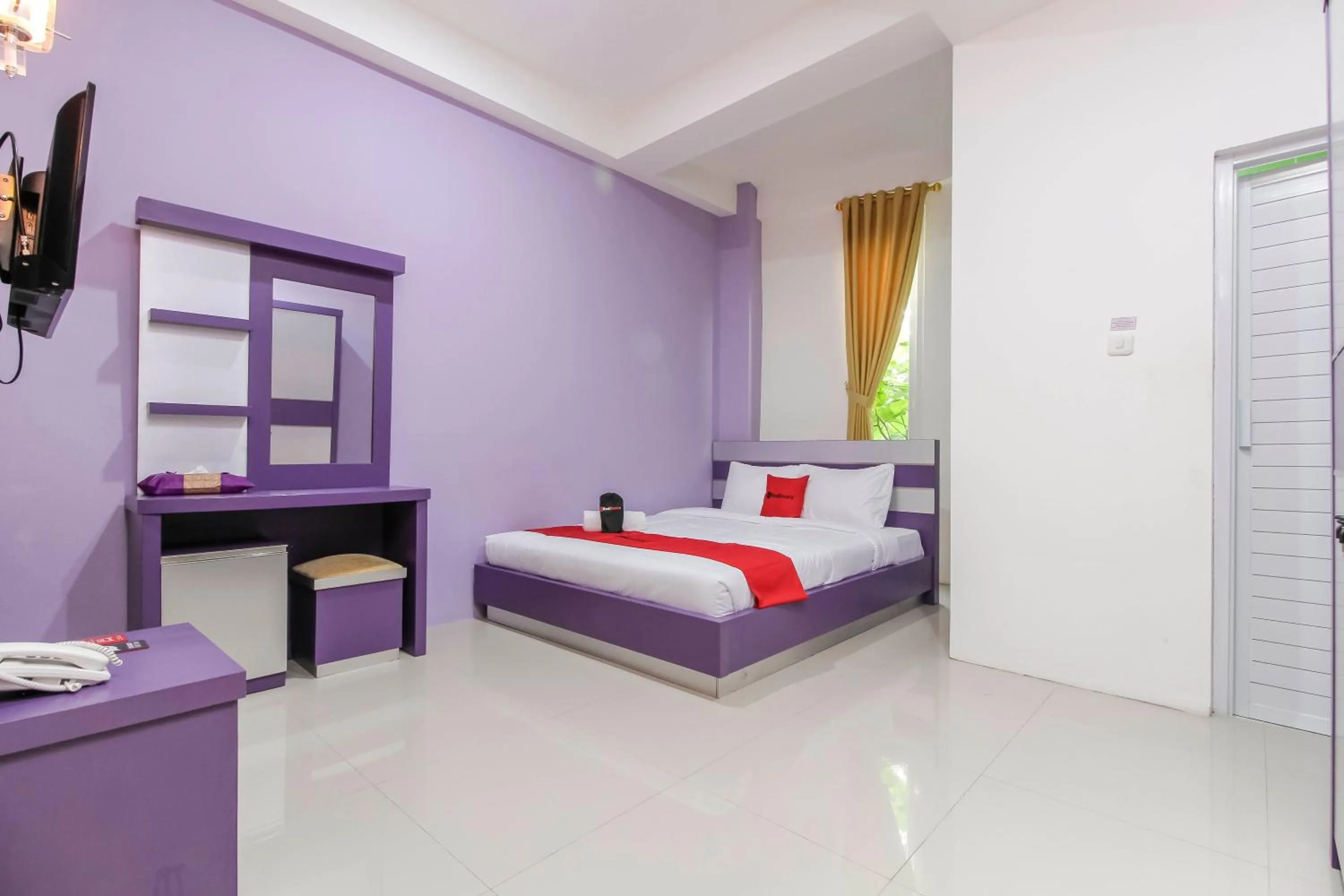Bedroom, Bed in RedDoorz Plus near Stasiun Bekasi