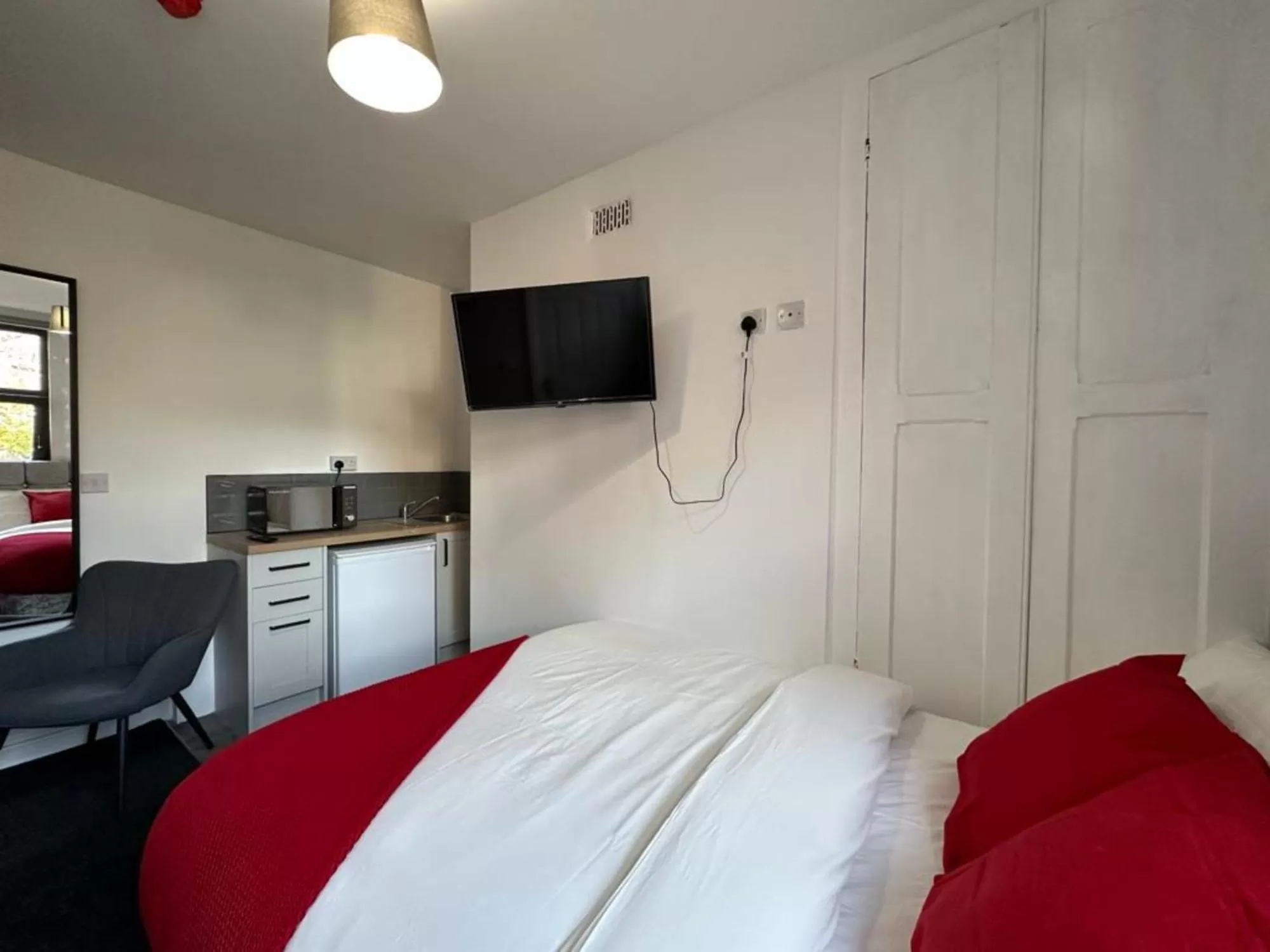 Bed in The Fishpond - Premier Nottingham Studios