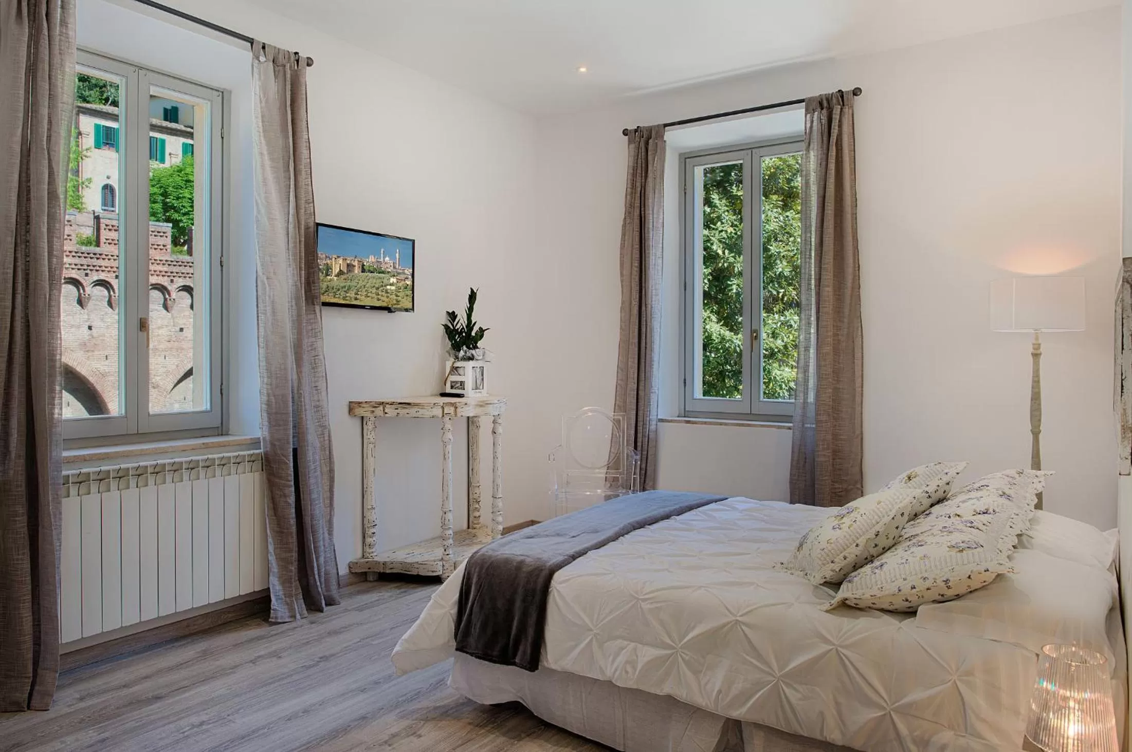 Garden view, Bed in Siena Vip B&B