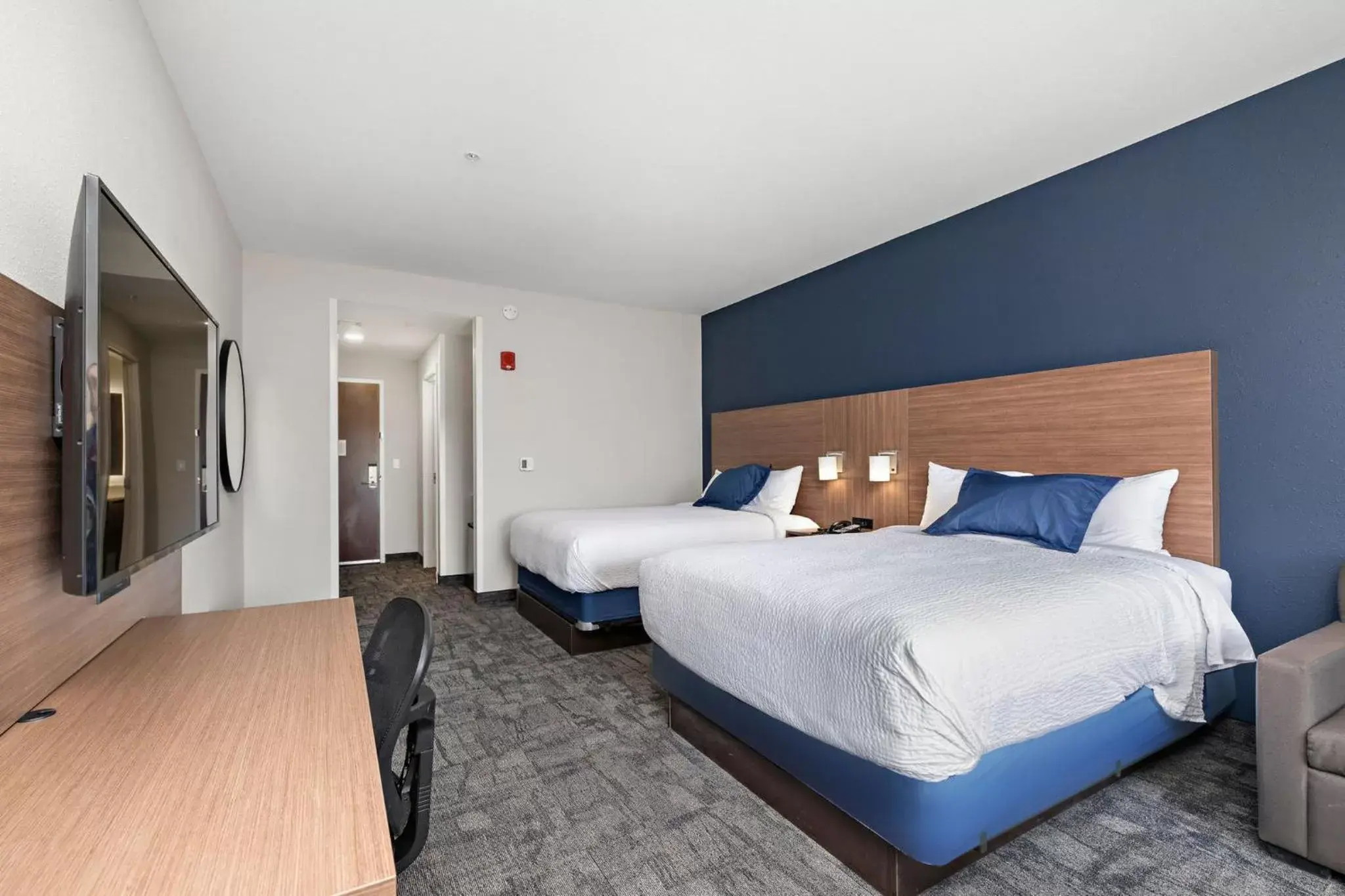 Queen Suite with Two Queen Beds in Holiday Inn Express Kansas City North Parkville by IHG Queen Suite with Two Queen Beds in Holiday Inn Express Kansas City North Parkville by IHG