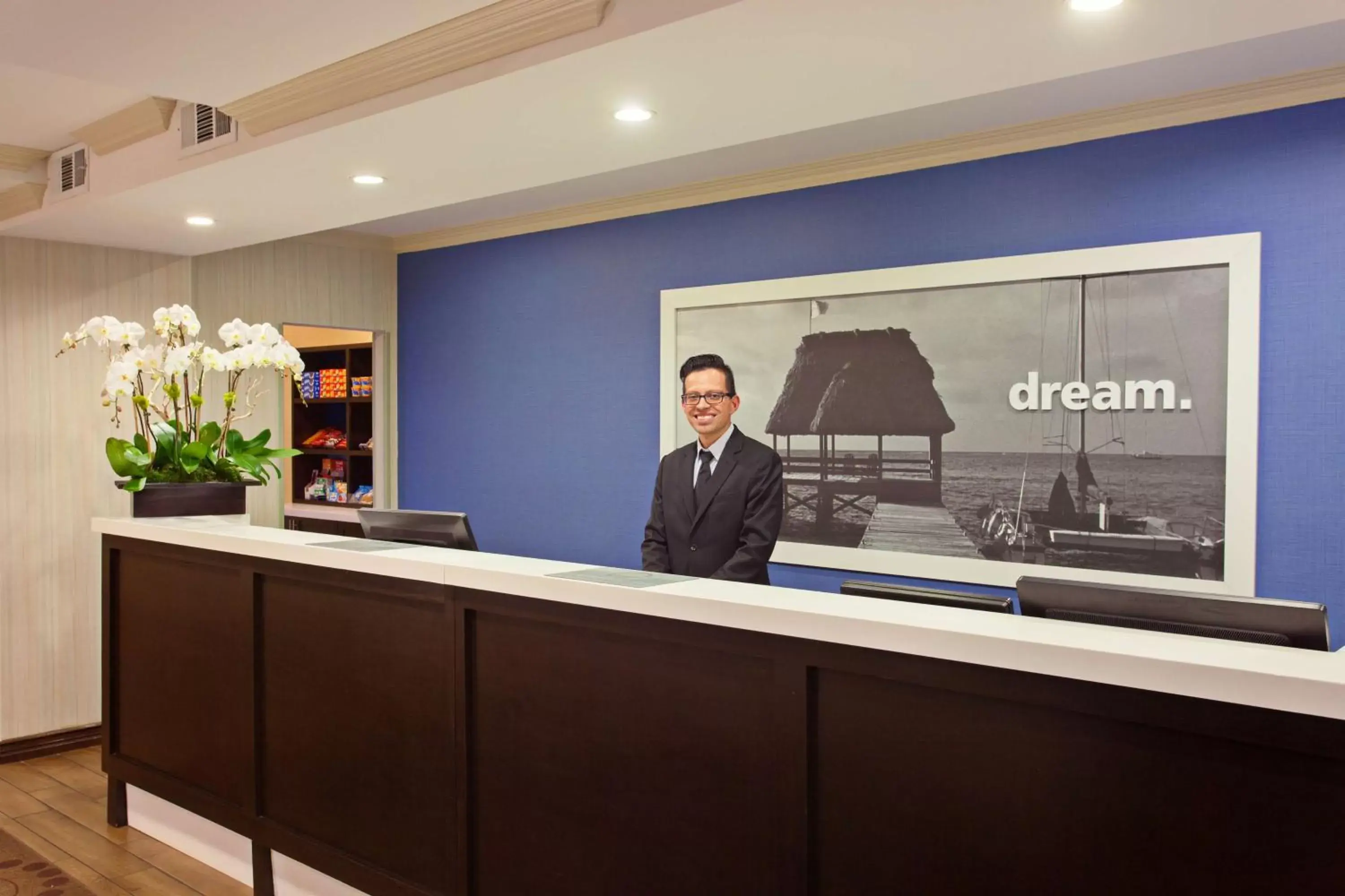 Lobby or reception in Hampton Inn Los Angeles Int'l Airport/Hawthorne Lobby or reception in Hampton Inn Los Angeles Int'l Airport/Hawthorne