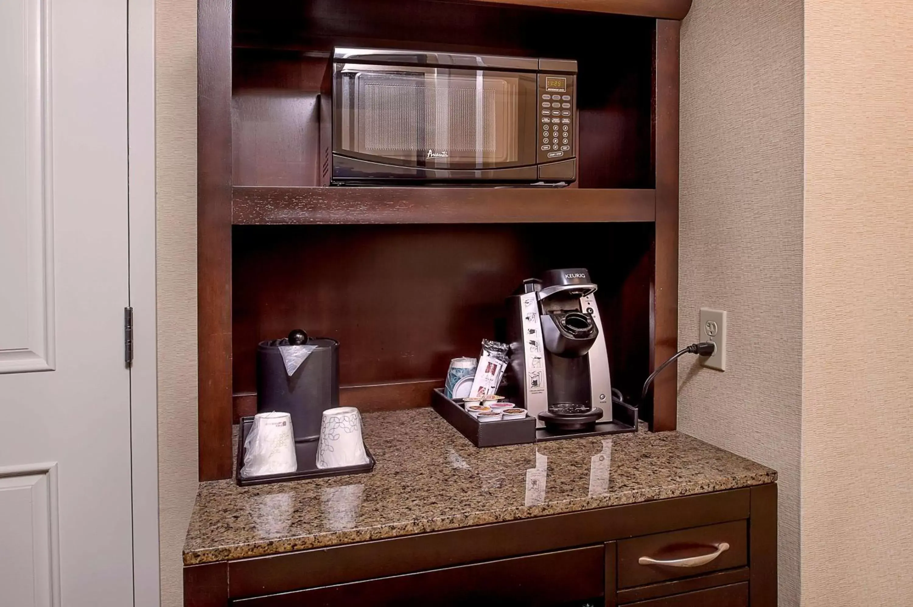 Bedroom, Kitchen/Kitchenette in Hilton Garden Inn St. Louis Airport