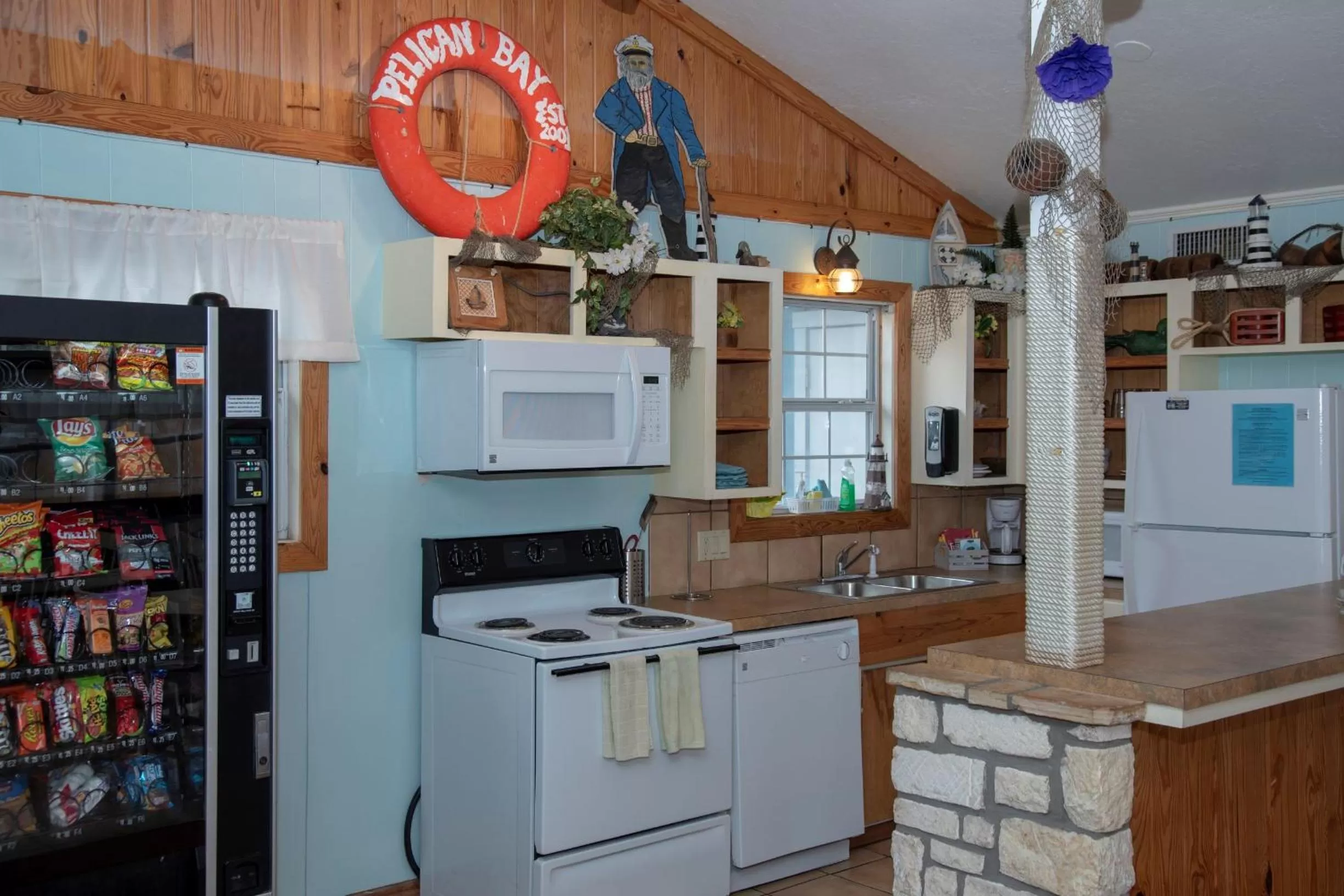 Communal lounge/ TV room in D&R Pelican Bay Resort