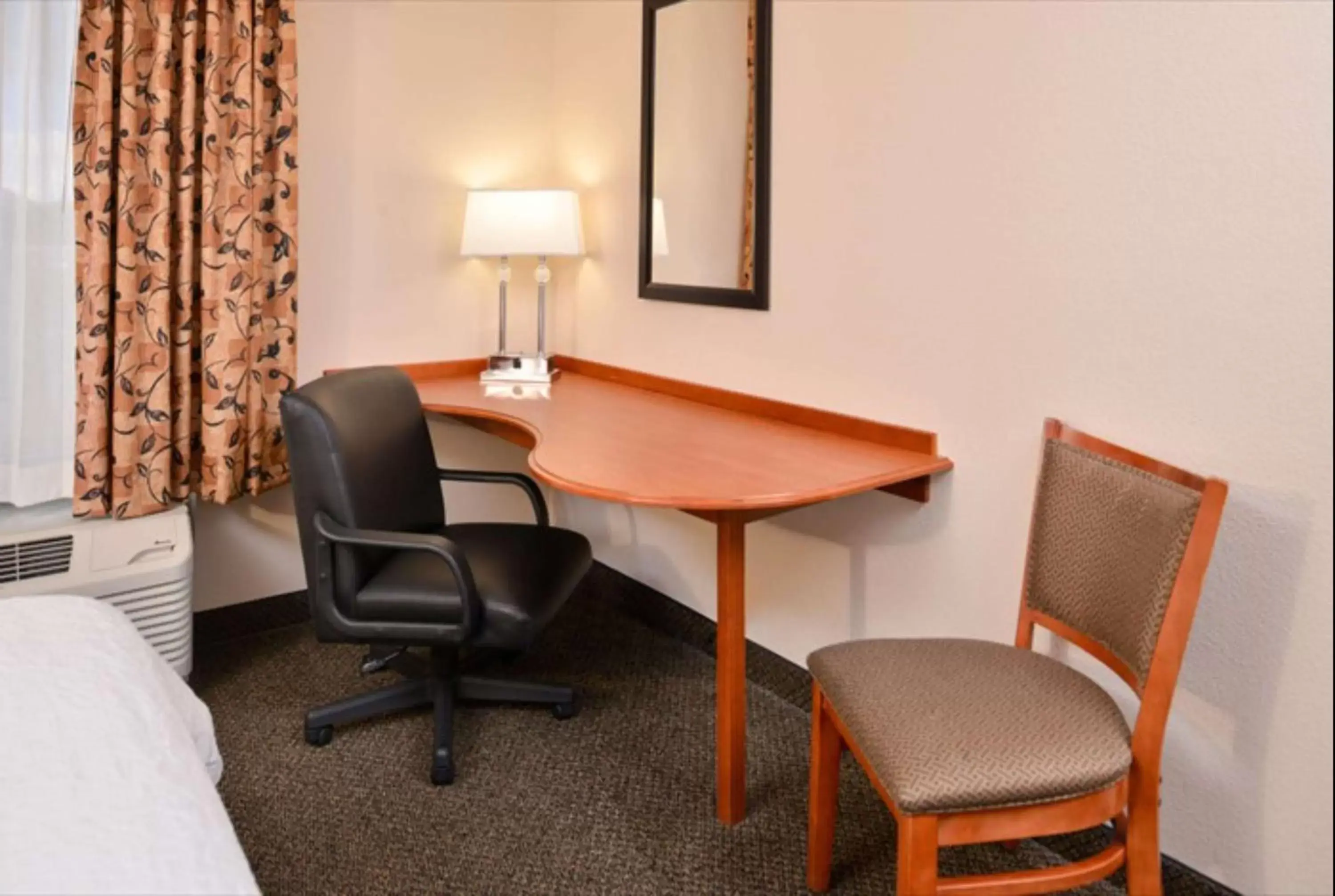 Bedroom, Seating Area in Hampton Inn & Suites Richmond