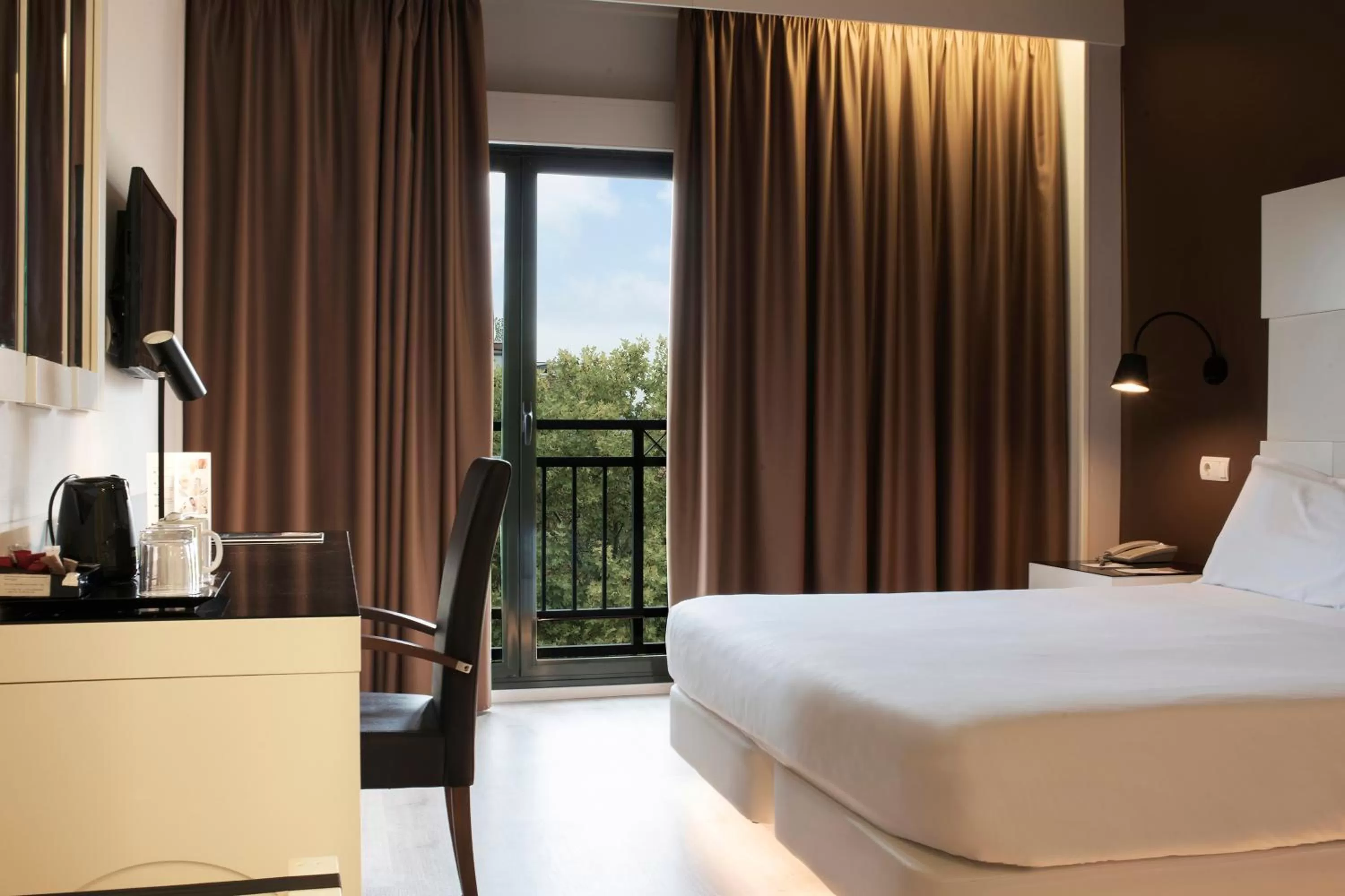 Photo of the whole room, Bed in Elba Madrid Alcalá