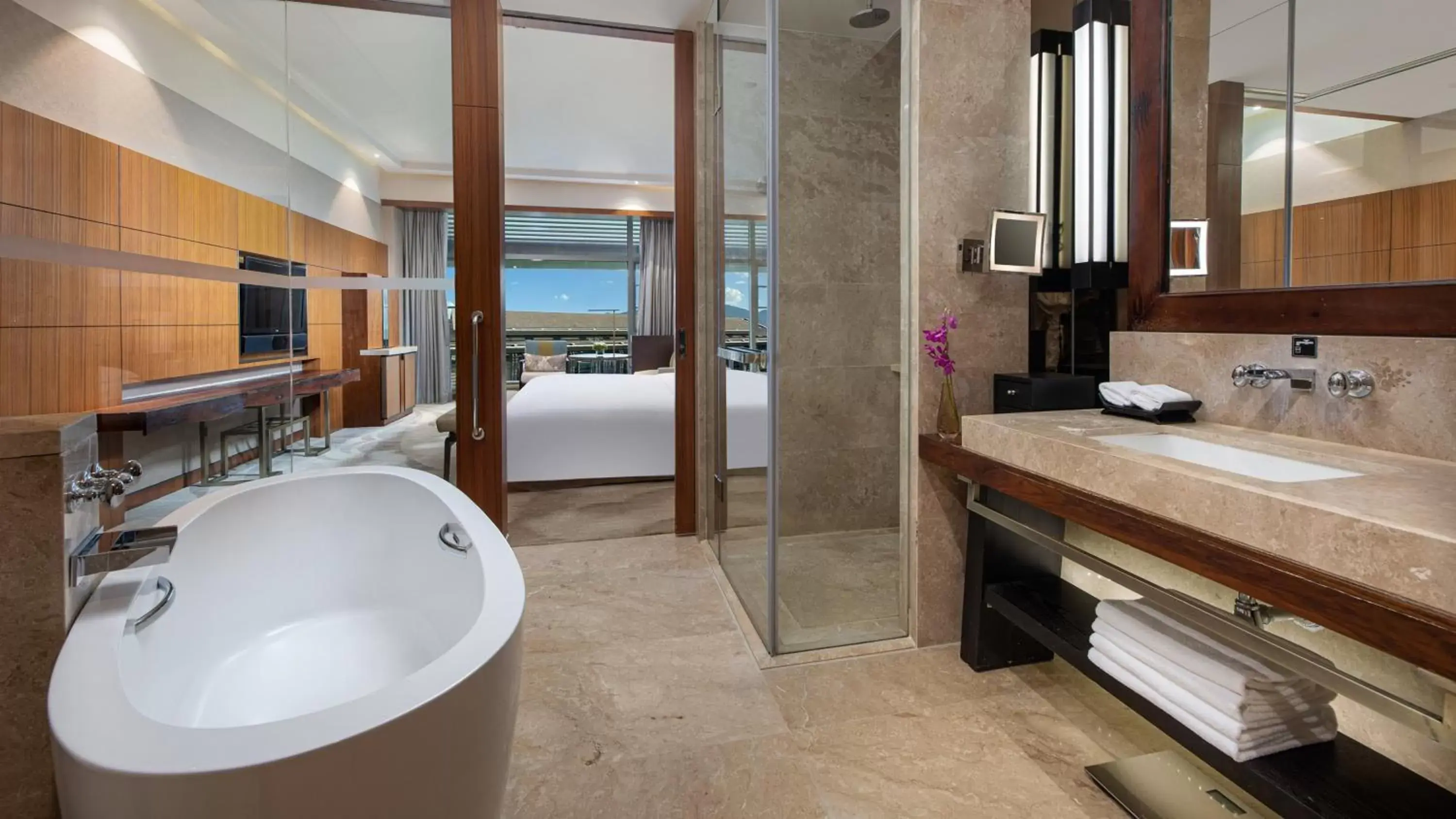 Photo of the whole room, Bathroom in InterContinental Kunming, an IHG Hotel