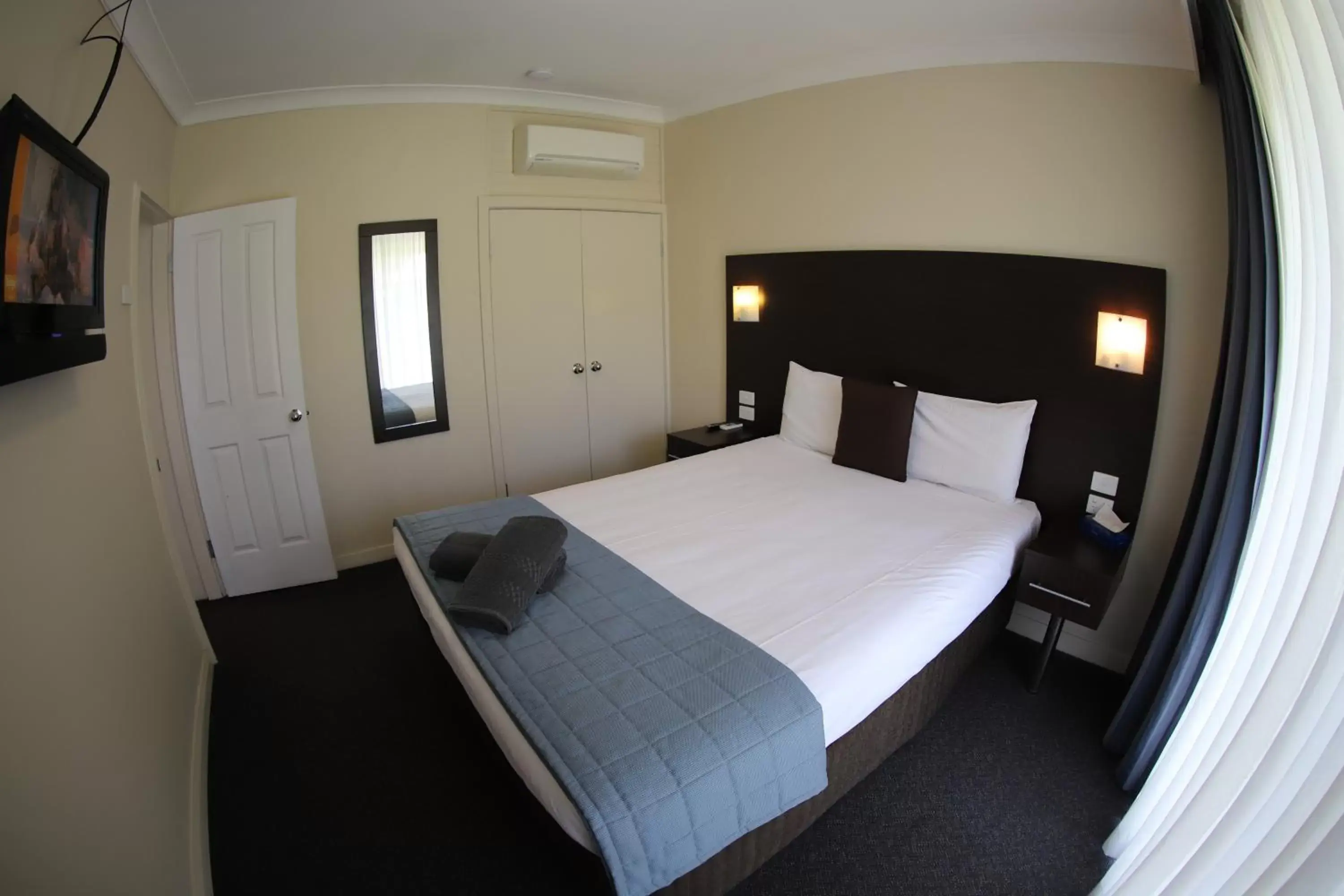 Photo of the whole room, Bed in Sleepy Hill Motor Inn