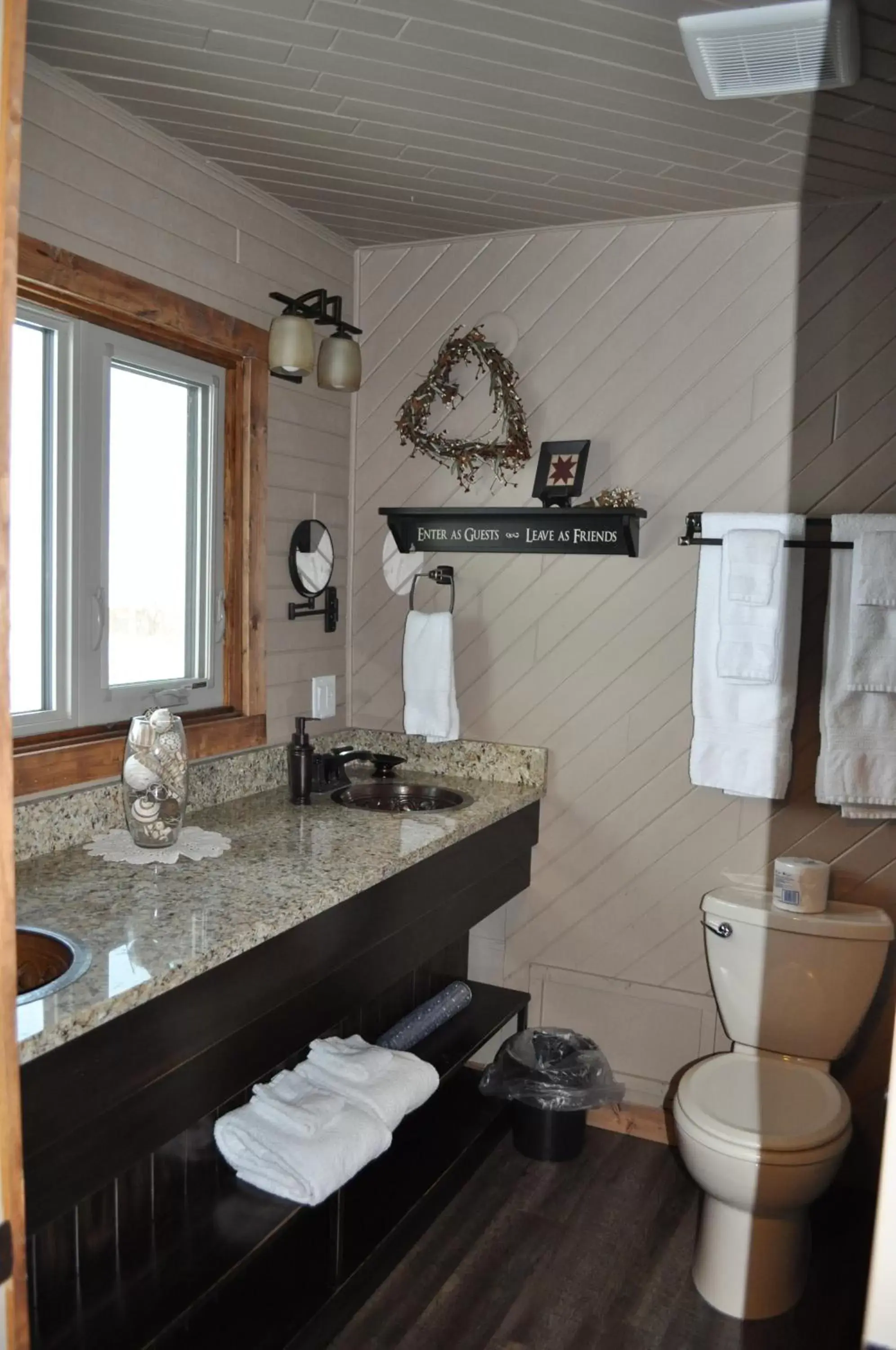 Bathroom in Rocky Ridge Country Lodge