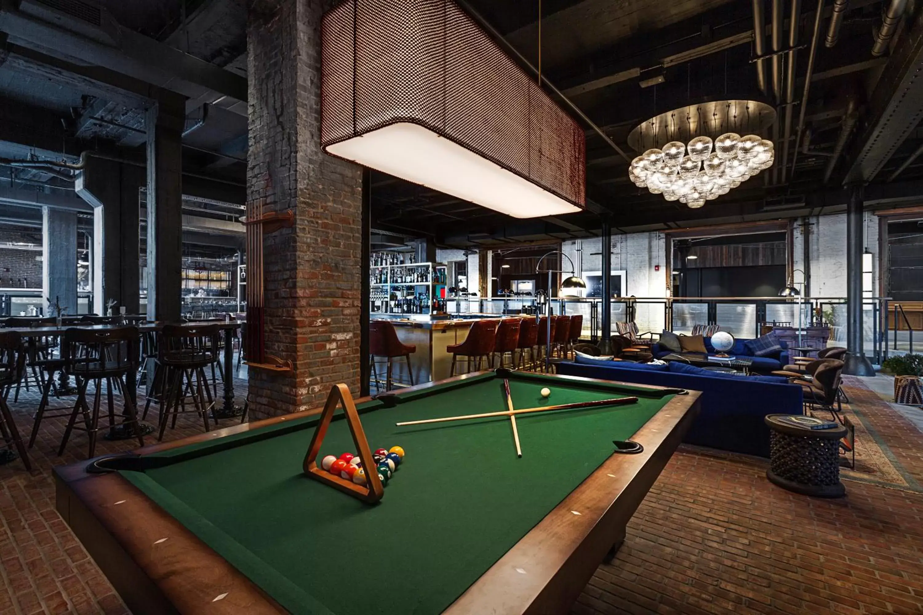 Lounge or bar, Billiards in Crossroads Hotel