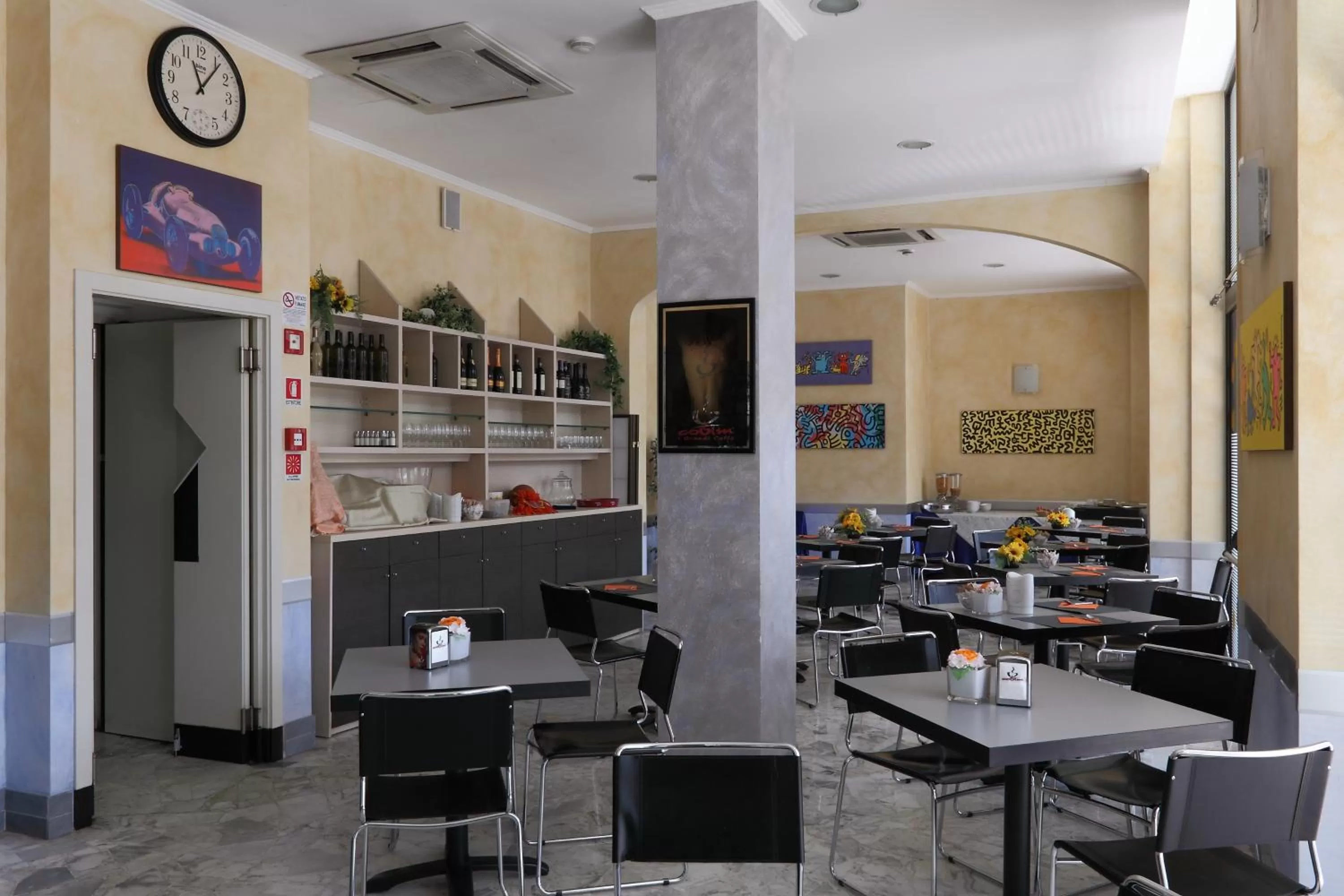 Restaurant/places to eat in Hotel Ferrari