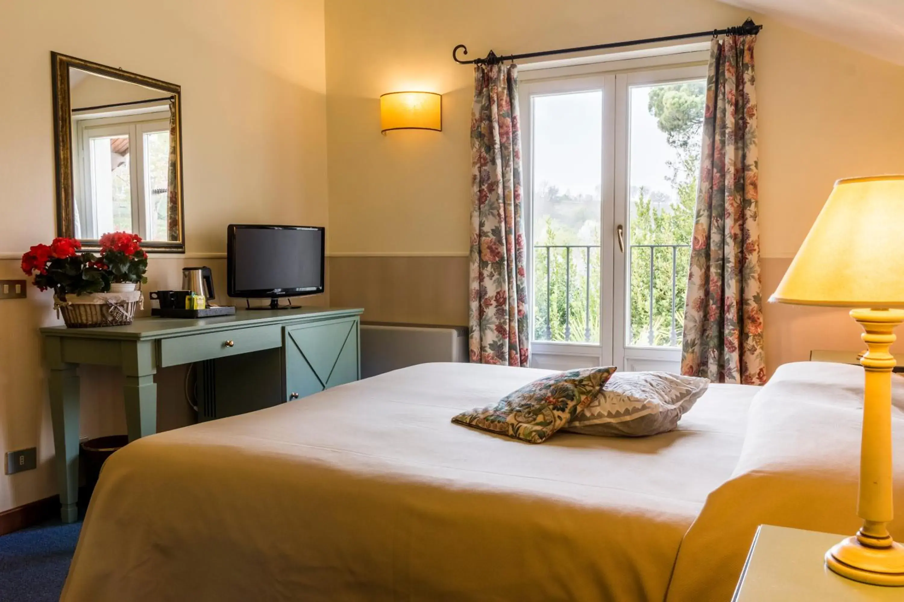 Photo of the whole room, Bed in Hostellerie Du Golf Photo of the whole room, Bed in Hostellerie Du Golf