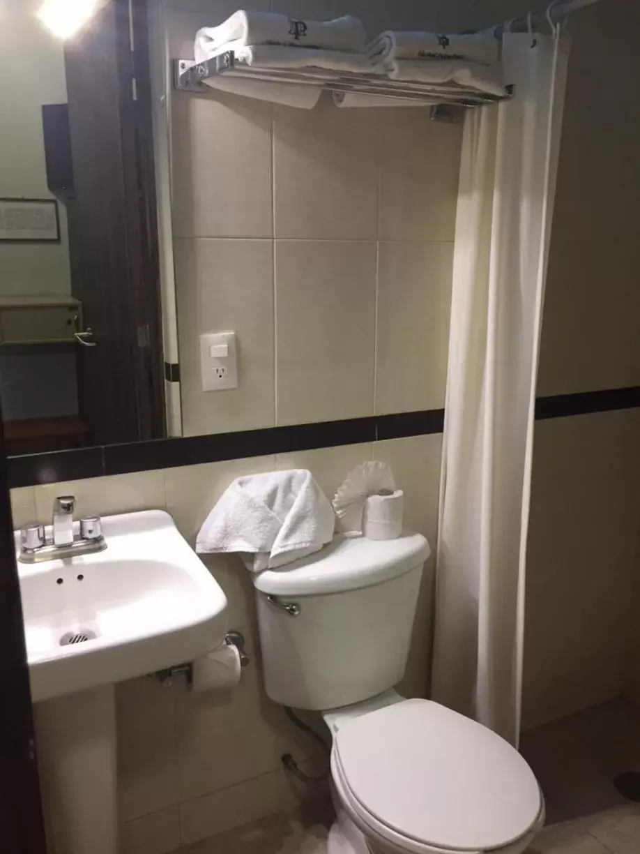 Bathroom in Hotel Principal