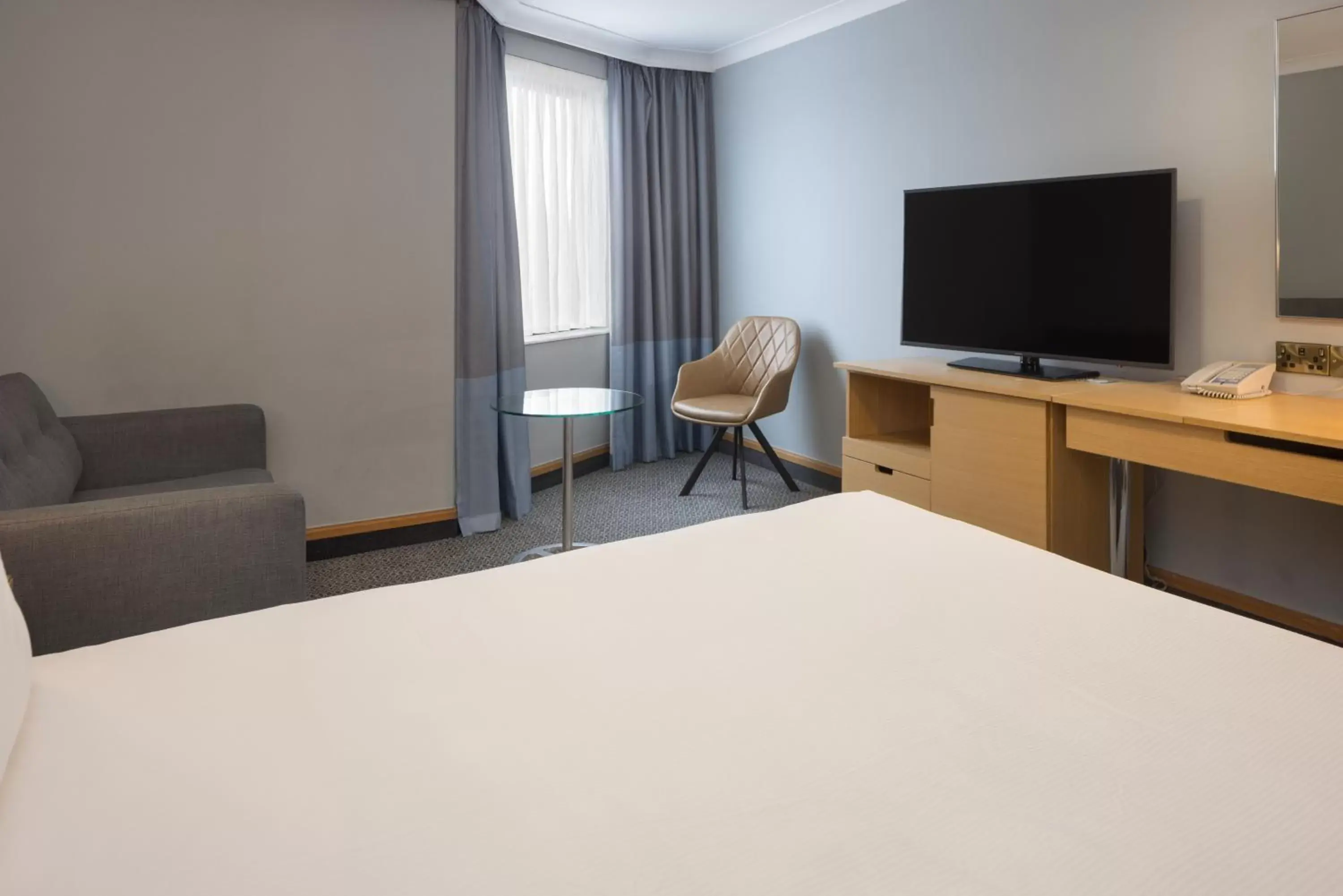 Bedroom, TV/Entertainment Center in DoubleTree by Hilton Manchester Airport