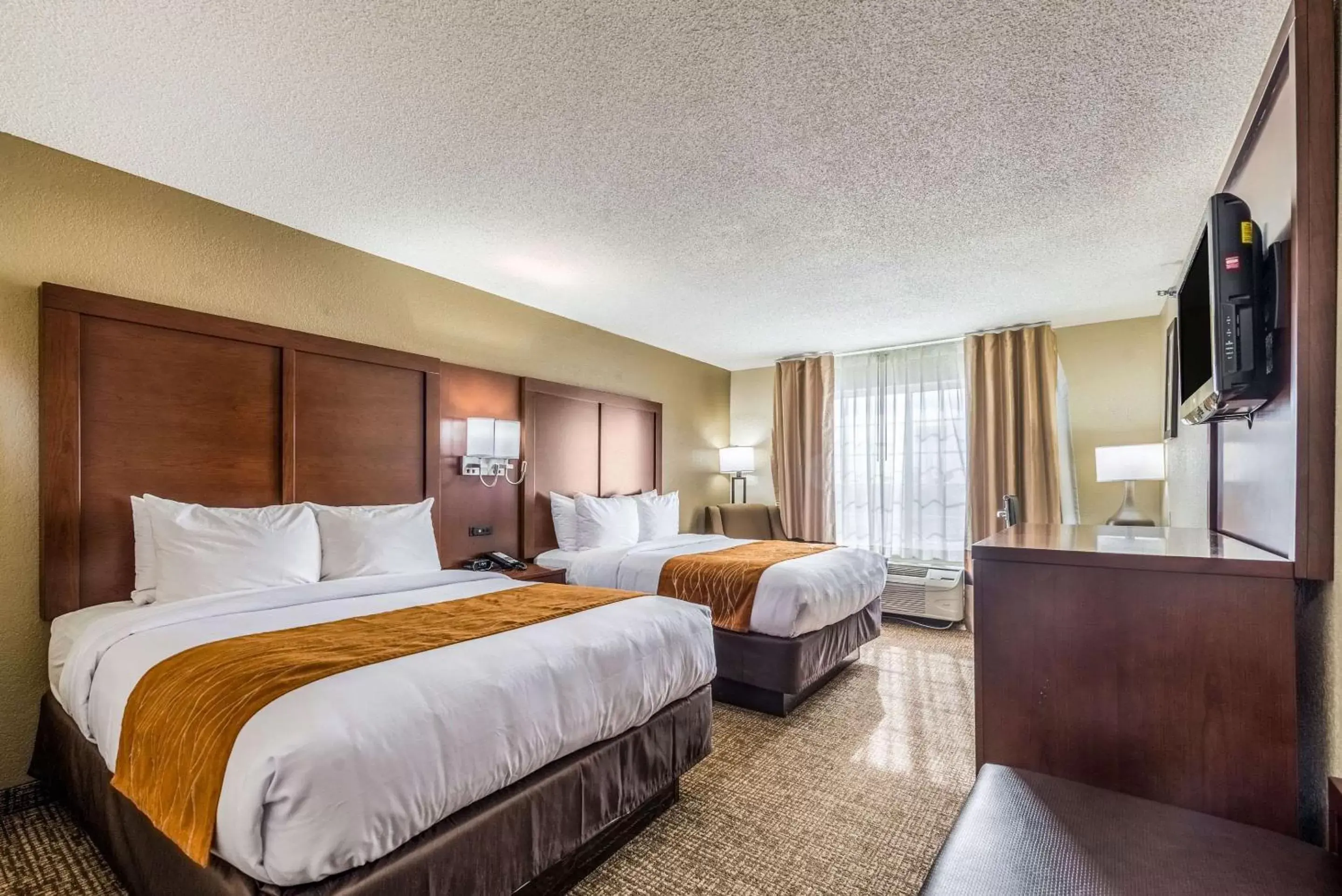 Photo of the whole room, Bed in Comfort Inn & Suites Dayton North