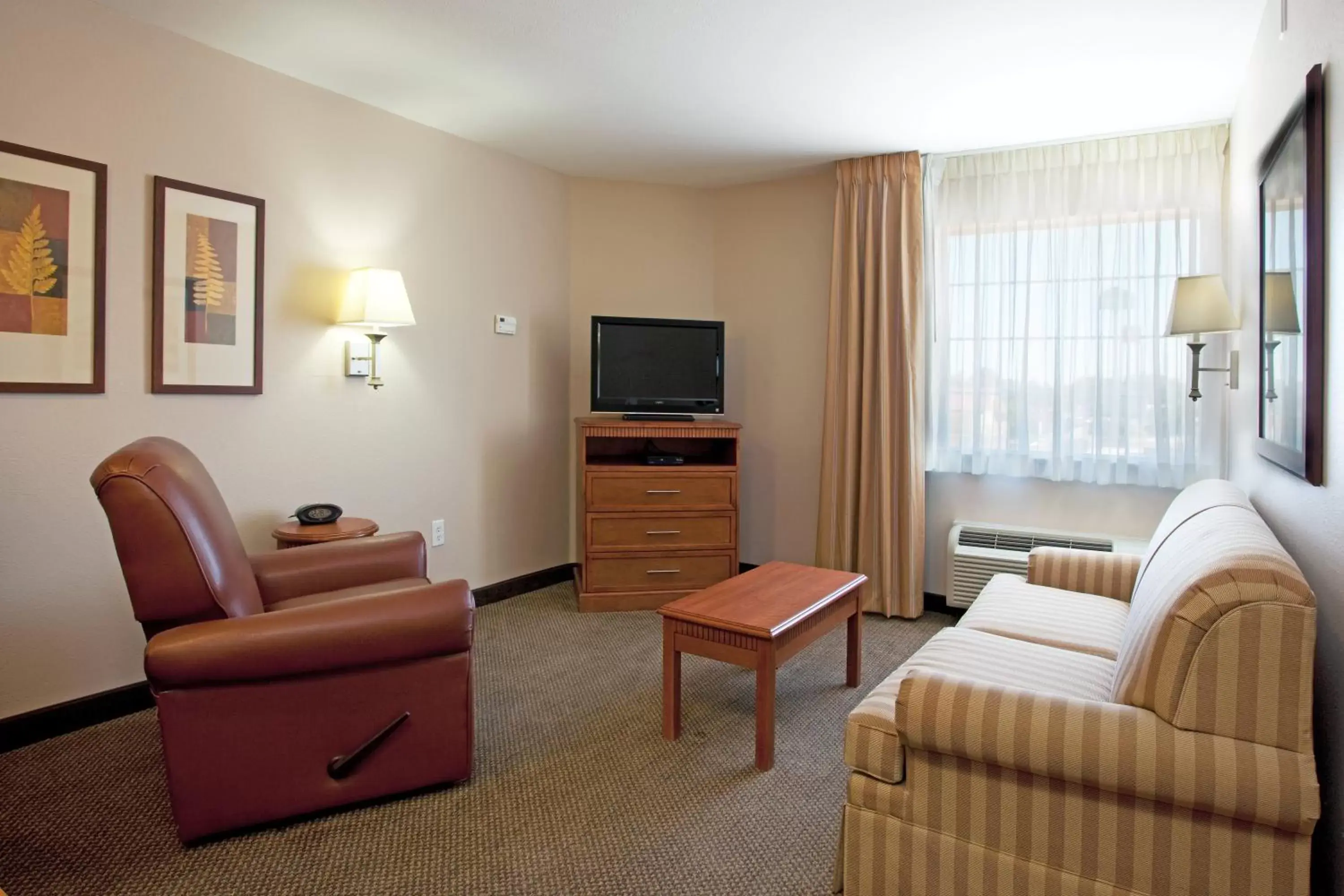 Photo of the whole room, Seating Area in Candlewood Suites Lake Charles-Sulphur, an IHG Hotel