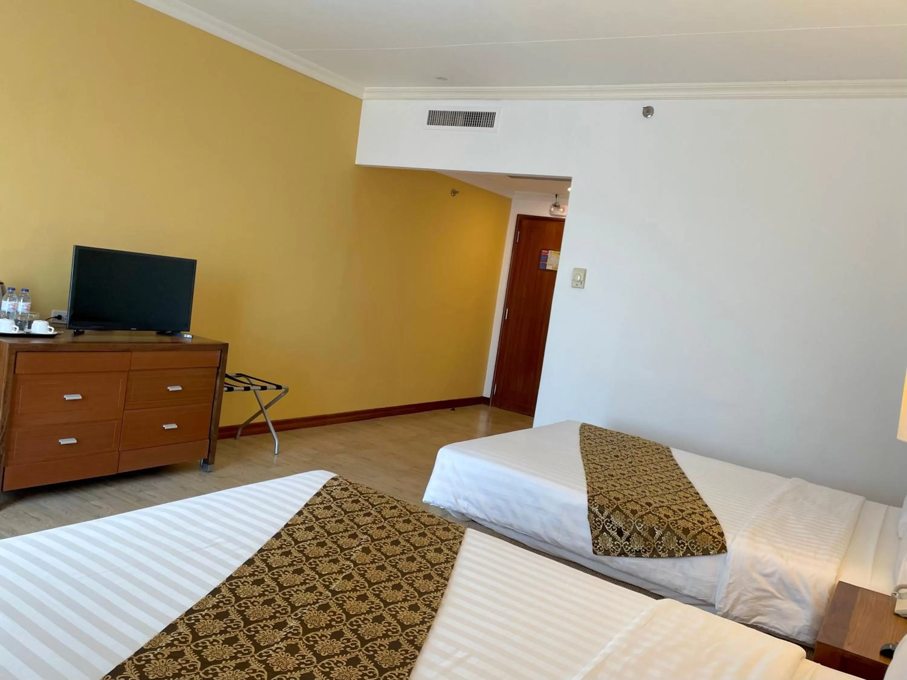 Photo of the whole room, Bed in Days Hotel by Wyndham Iloilo