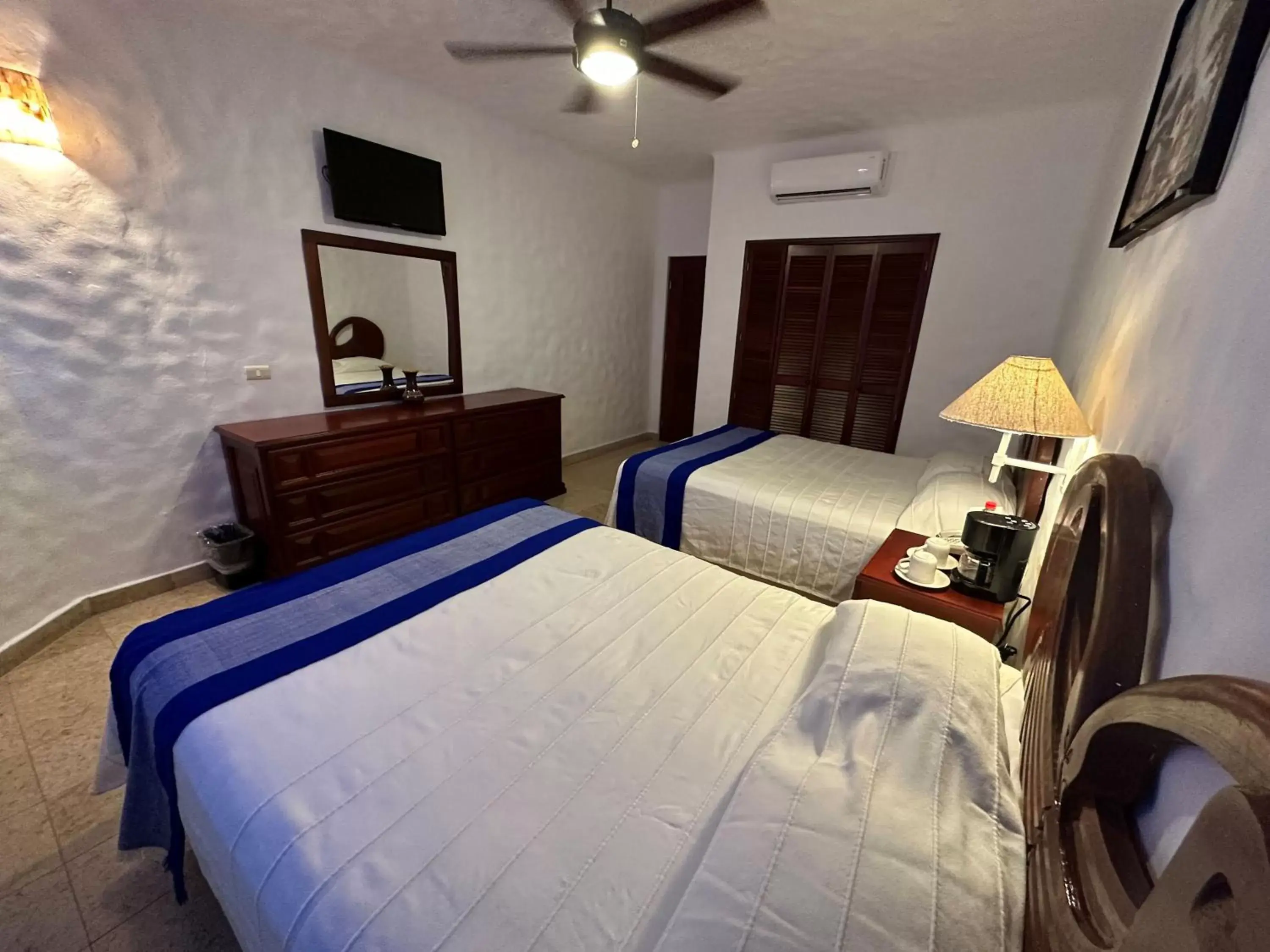 Property building, Bed in Hotel Quijote Inn