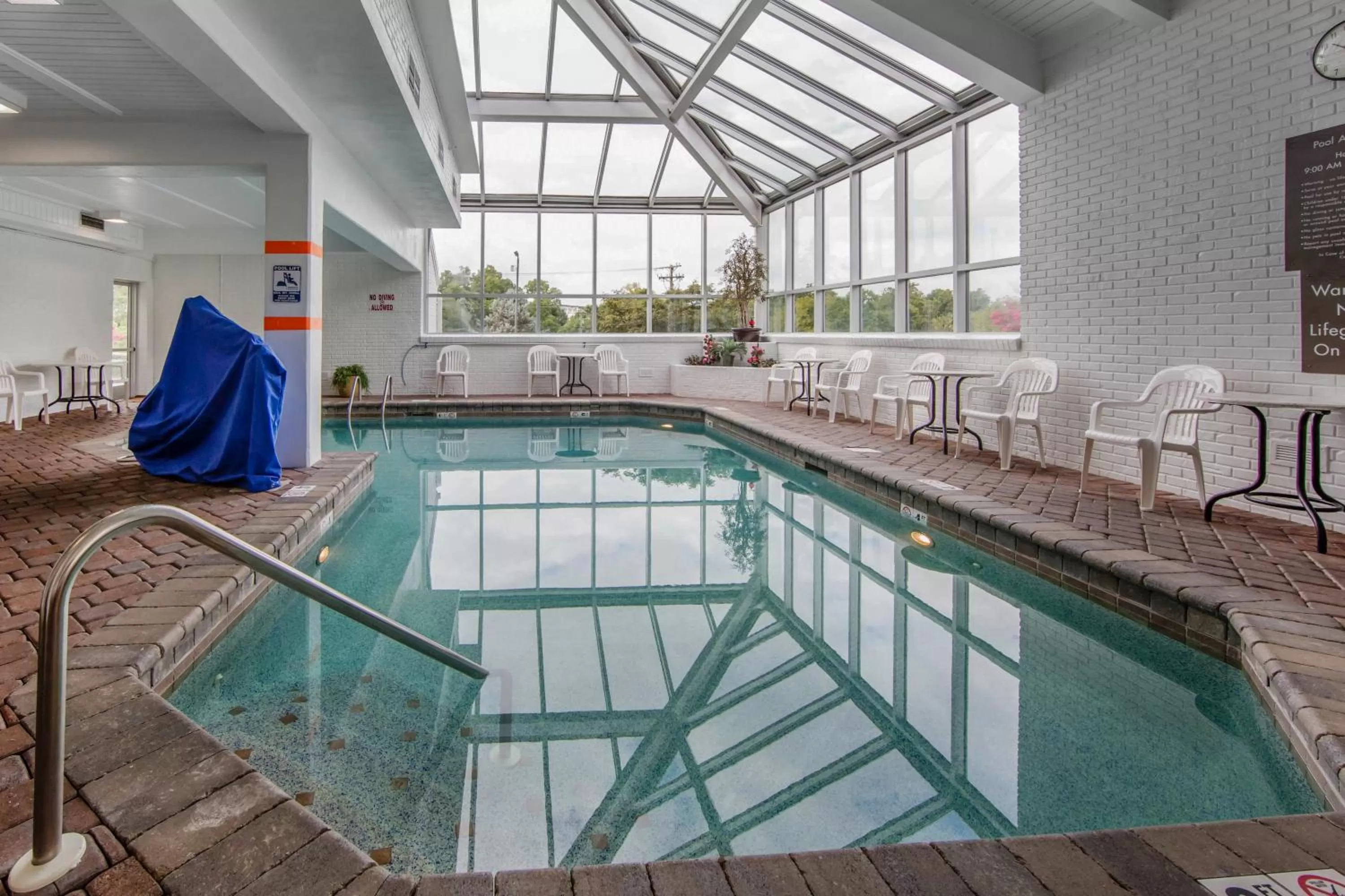 Swimming pool in The Inn at Apple Valley, an Ascend Collection Hotel