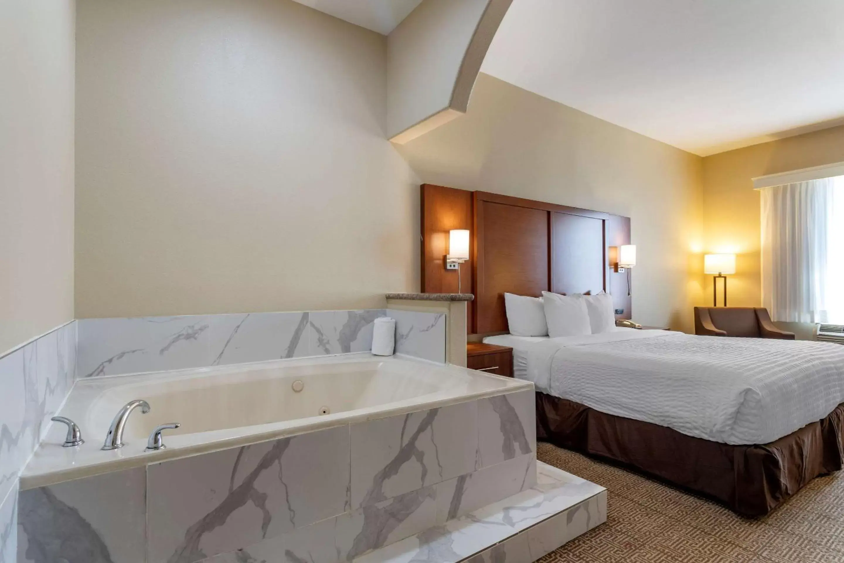 Bedroom in Comfort Suites near Texas Medical Center - NRG Stadium