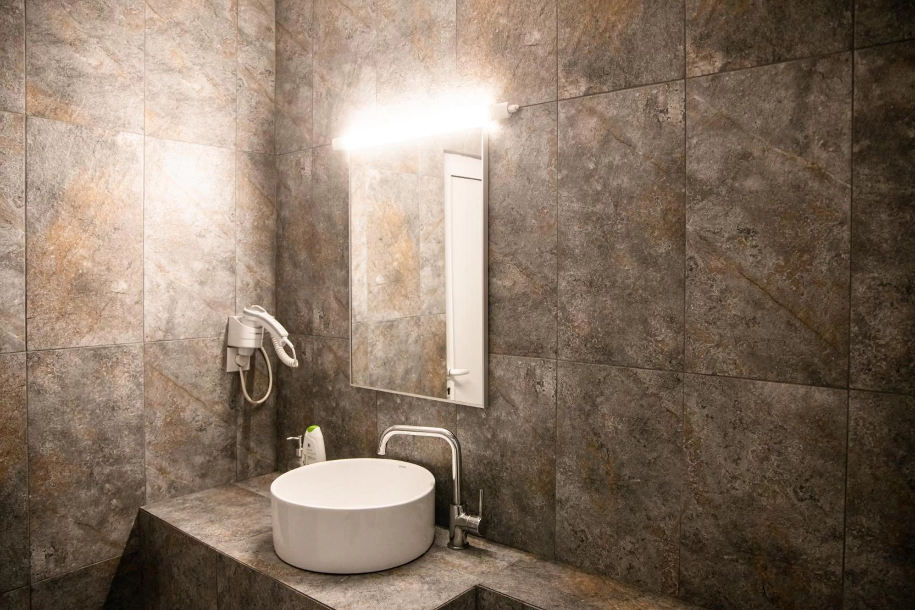 Bathroom in Pensiunea Pictorilor