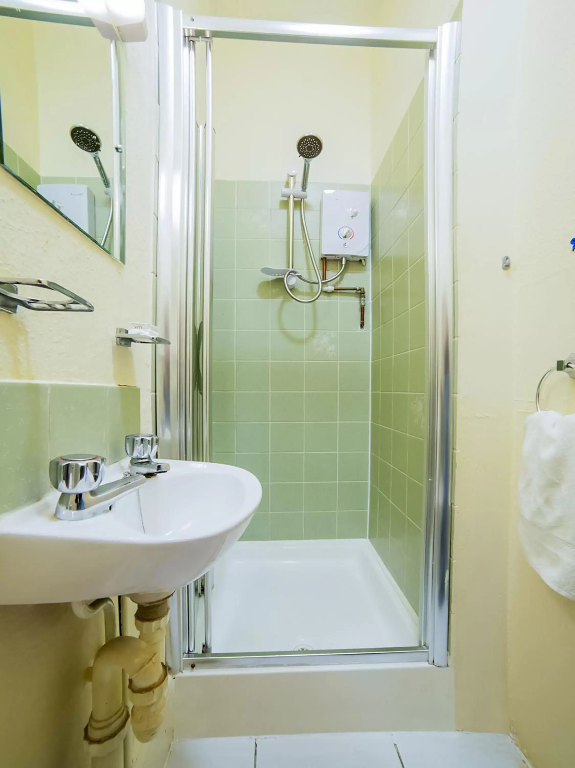 Bathroom in OYO Devine Beach Hotel, Westcliff Southend-On-Sea