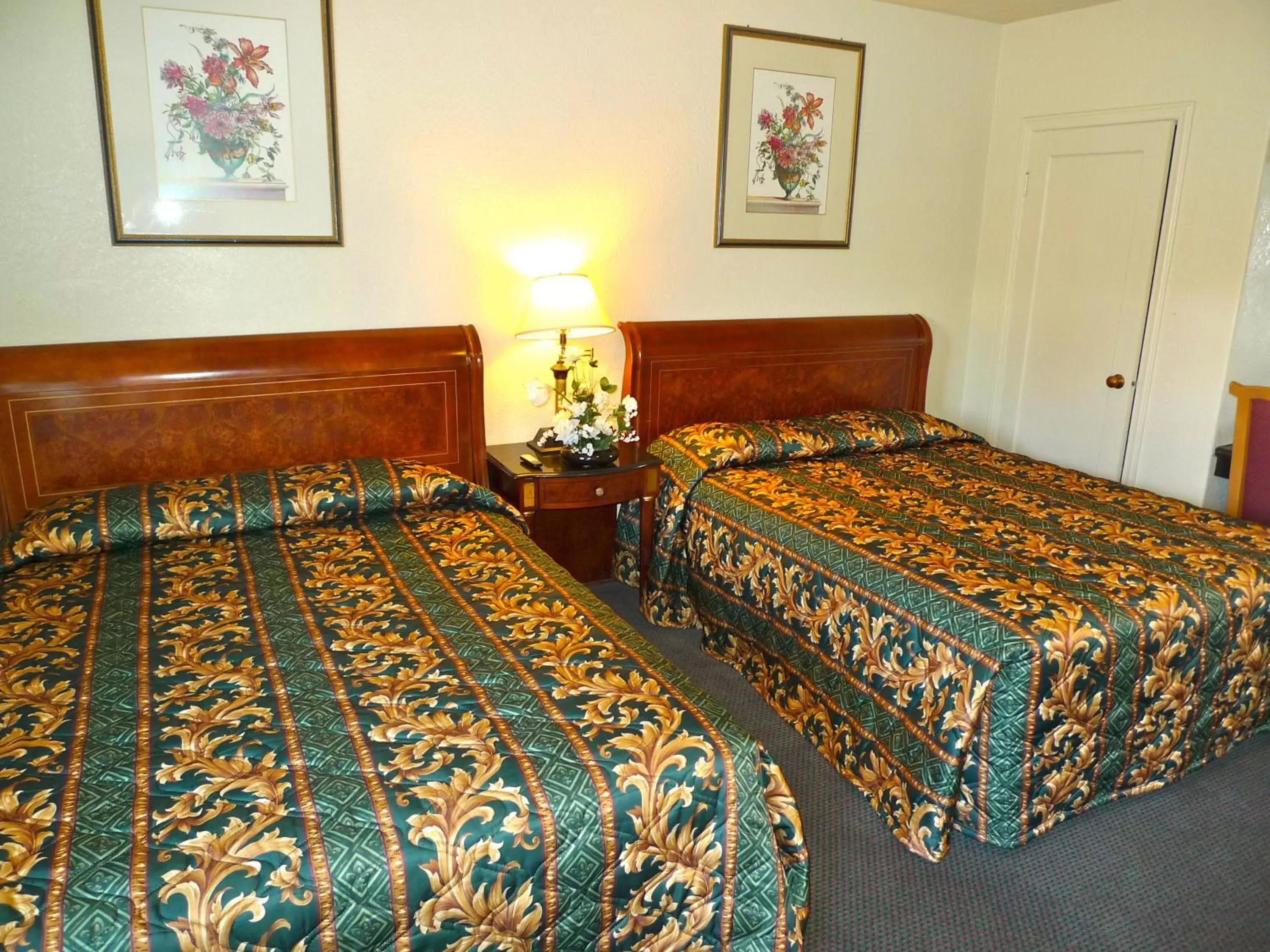 Photo of the whole room, Bed in Budget Inn Morgan Hill