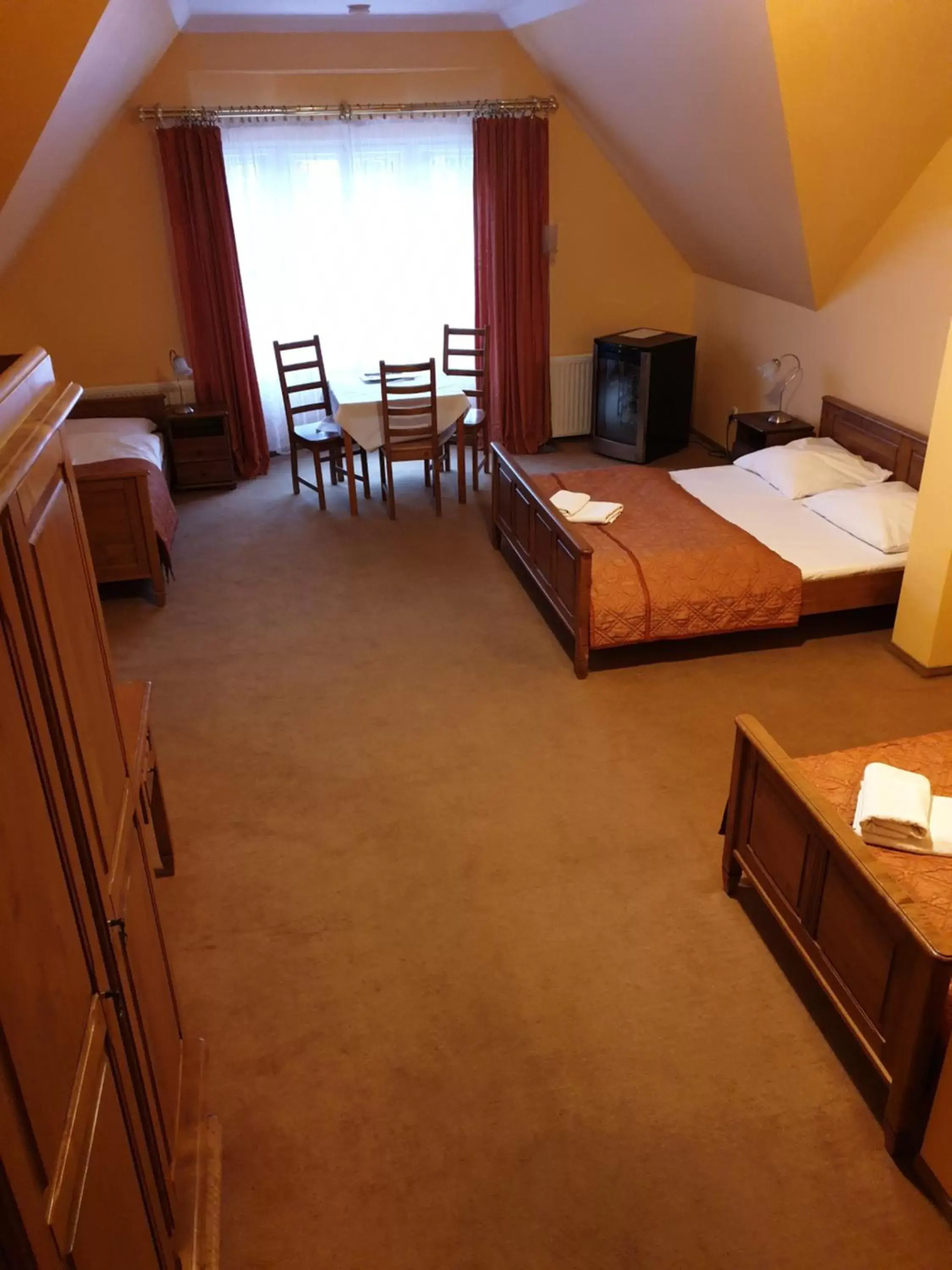 Quadruple Room with Private Bathroom in Hotel Pałacyk Quadruple Room with Private Bathroom in Hotel Pałacyk