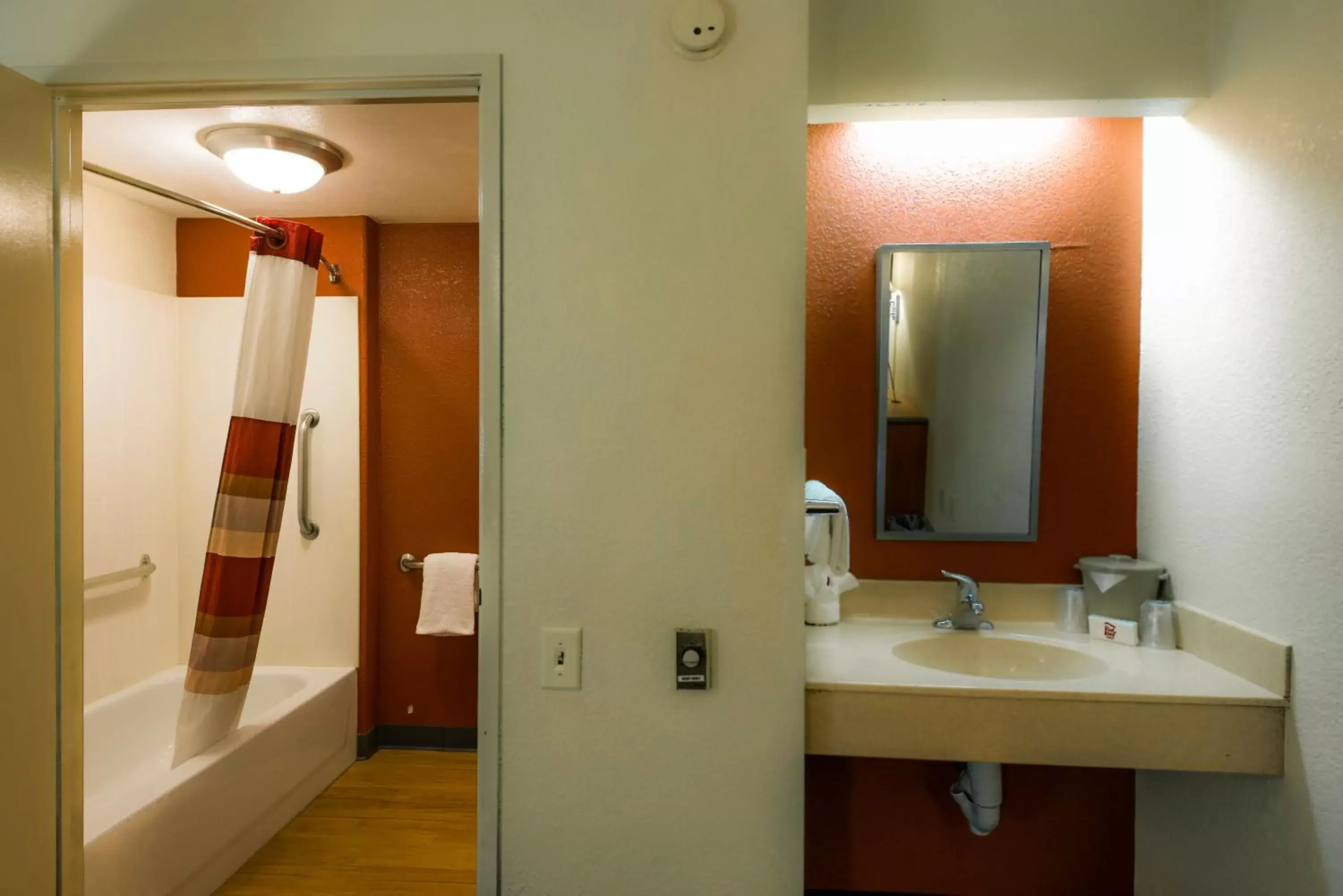 Bathroom in Red Roof Inn Chicago - Joliet