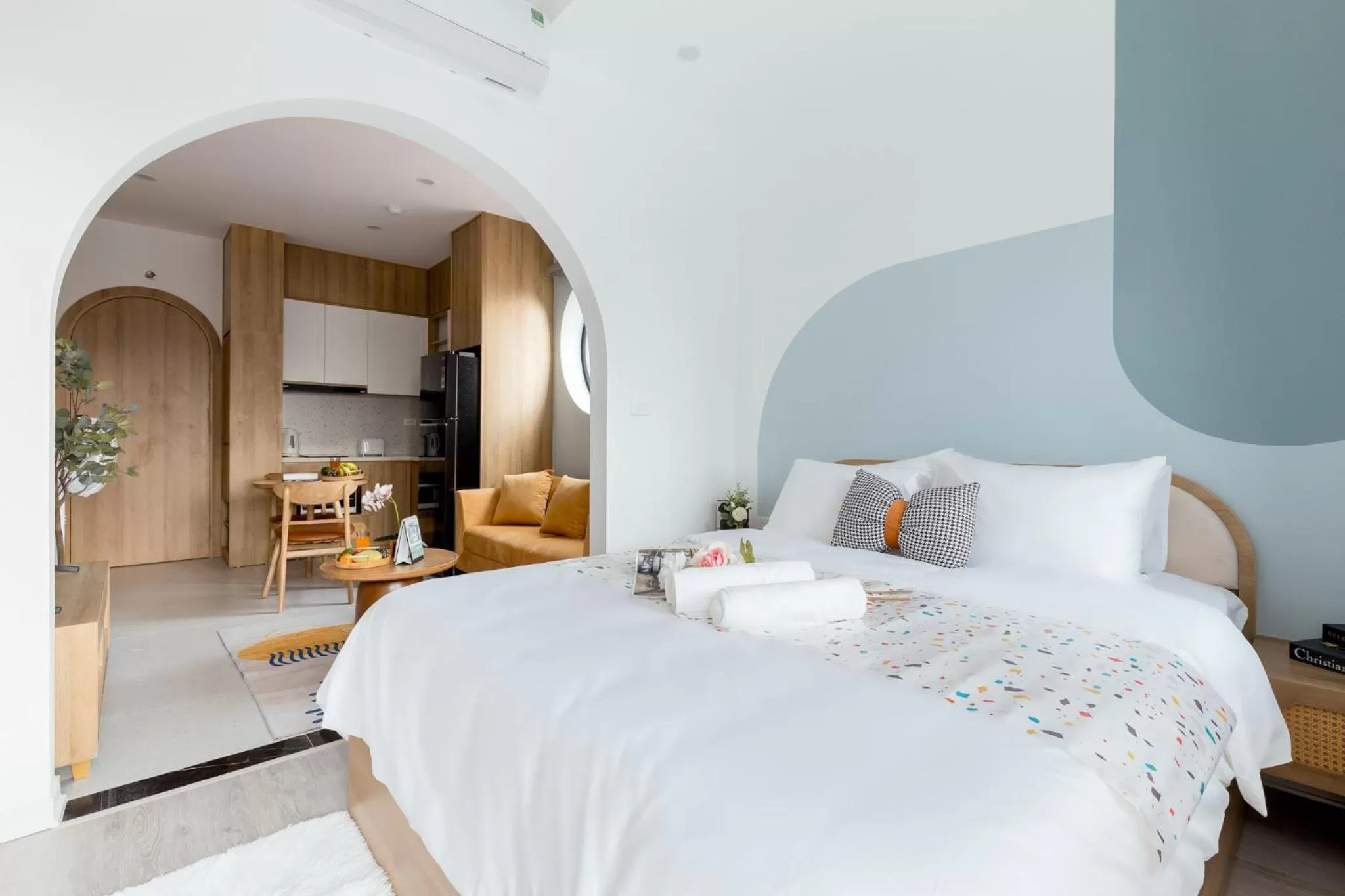 Photo of the whole room, Bed in Crescendo Boutique Studio