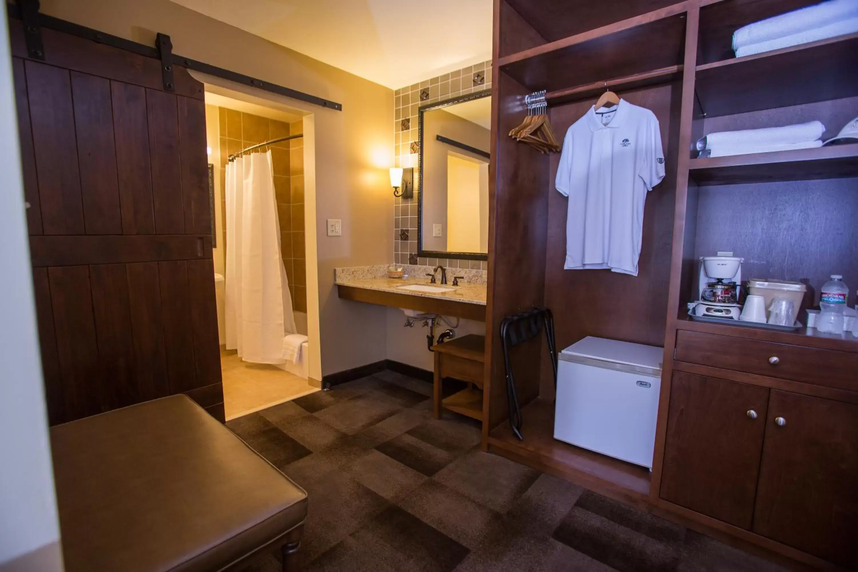 Bathroom, Kitchen/Kitchenette in Carlton Oaks Lodge, Ascend Hotel Collection