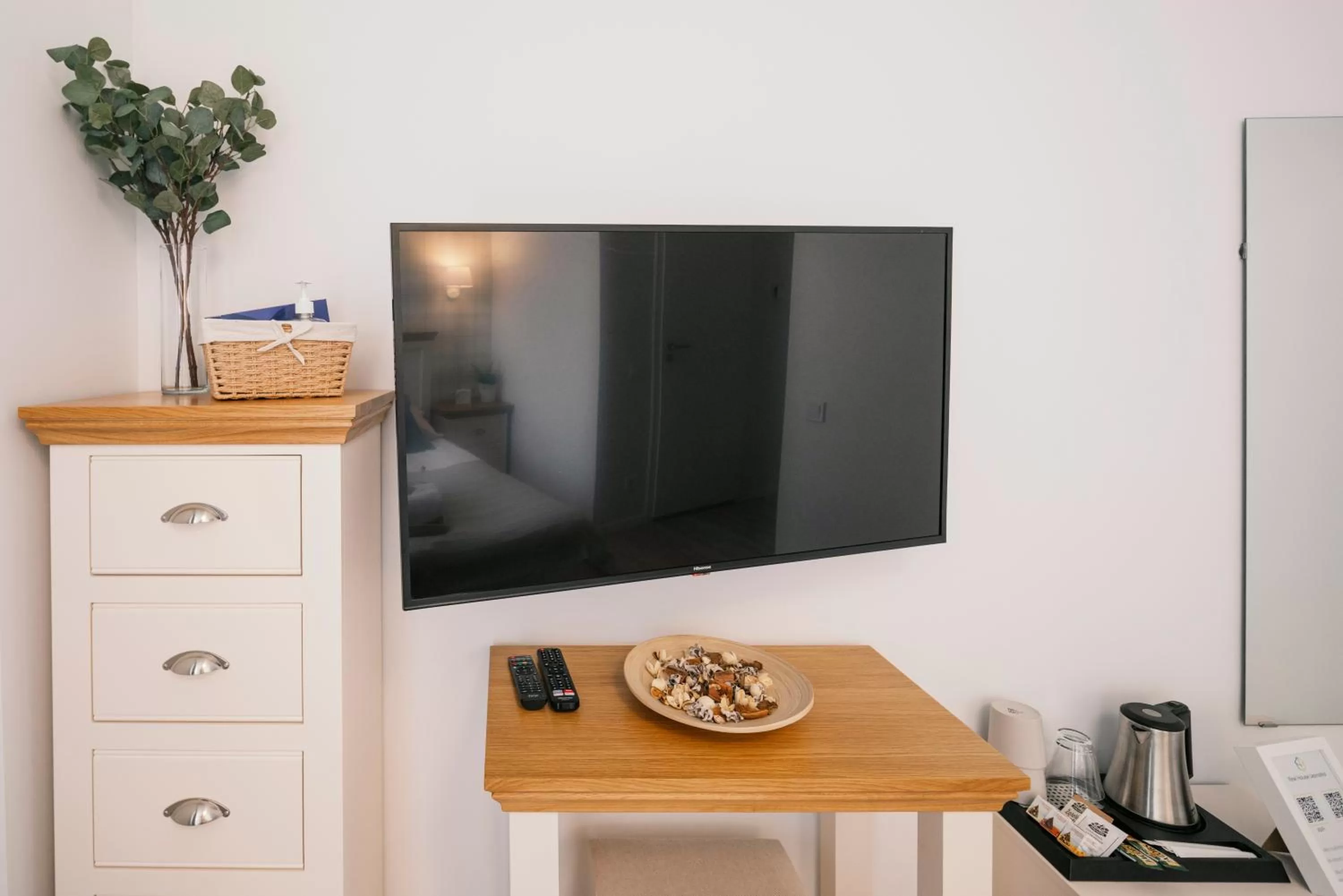 TV and multimedia in J14A I Rooms & Apartments AUTOMATED SELF CHECK-IN