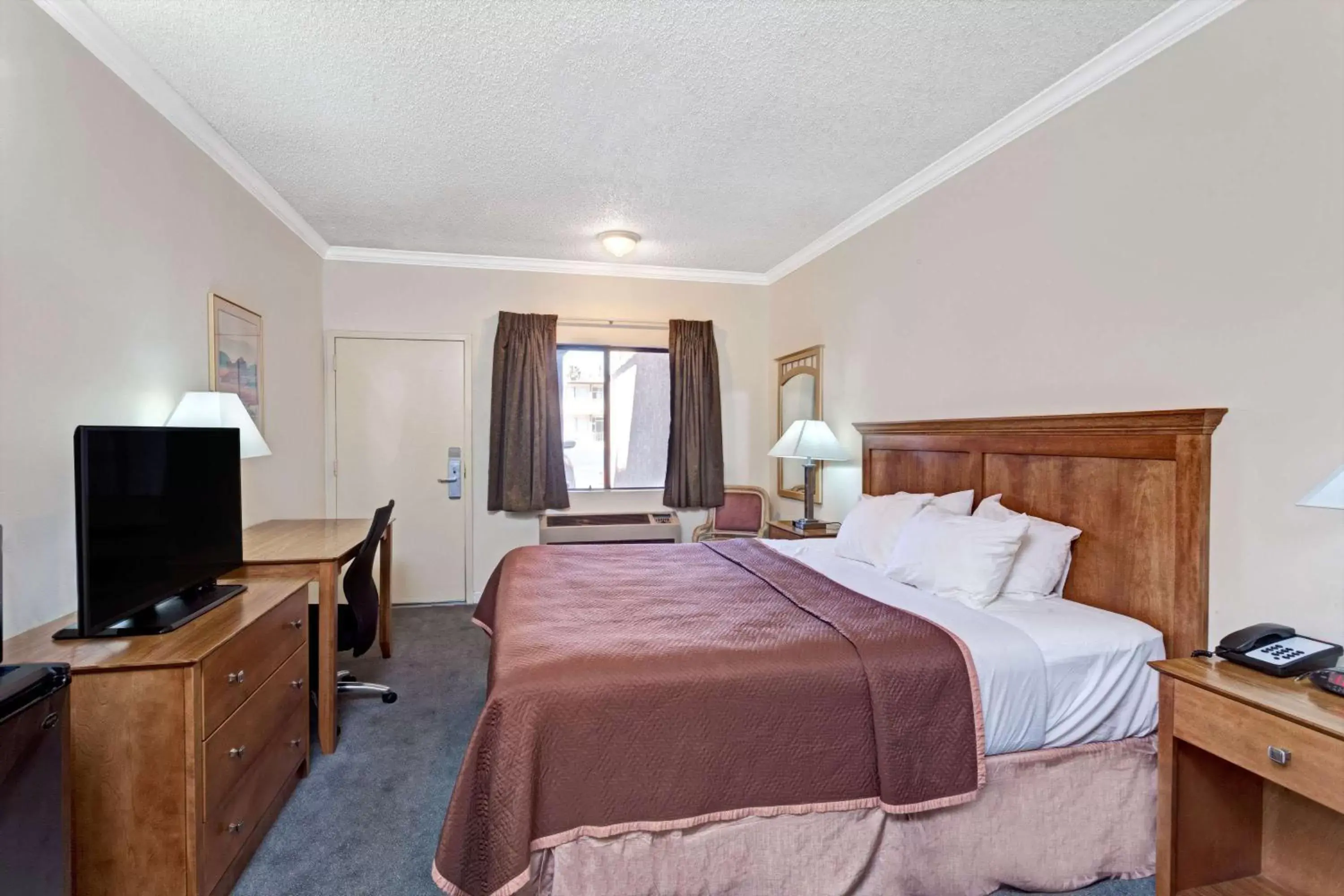 Photo of the whole room, Bed in Travelodge by Wyndham Pasadena Central