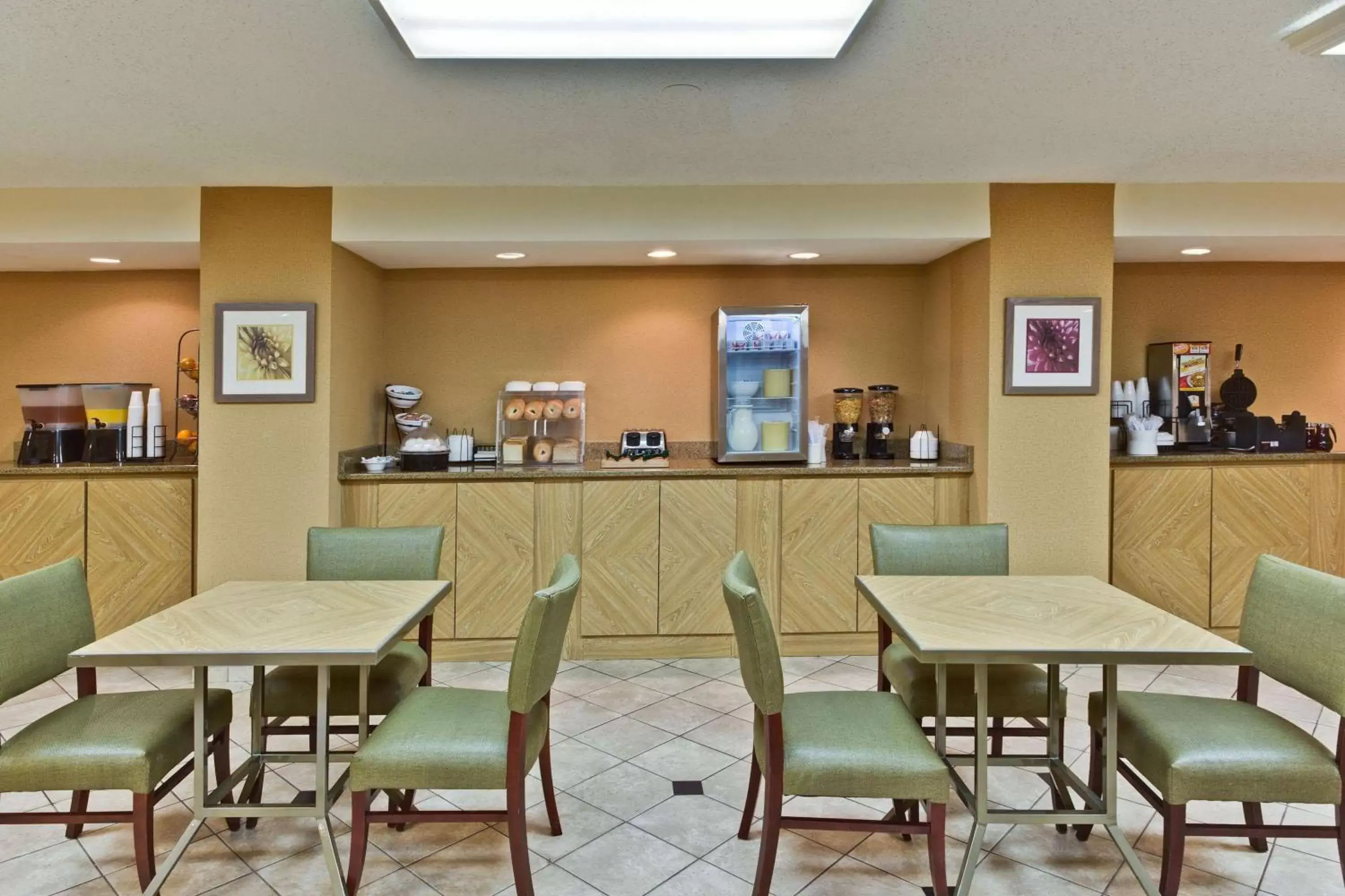 On site, Restaurant/Places to Eat in La Quinta Inn by Wyndham Tampa Near Busch Gardens