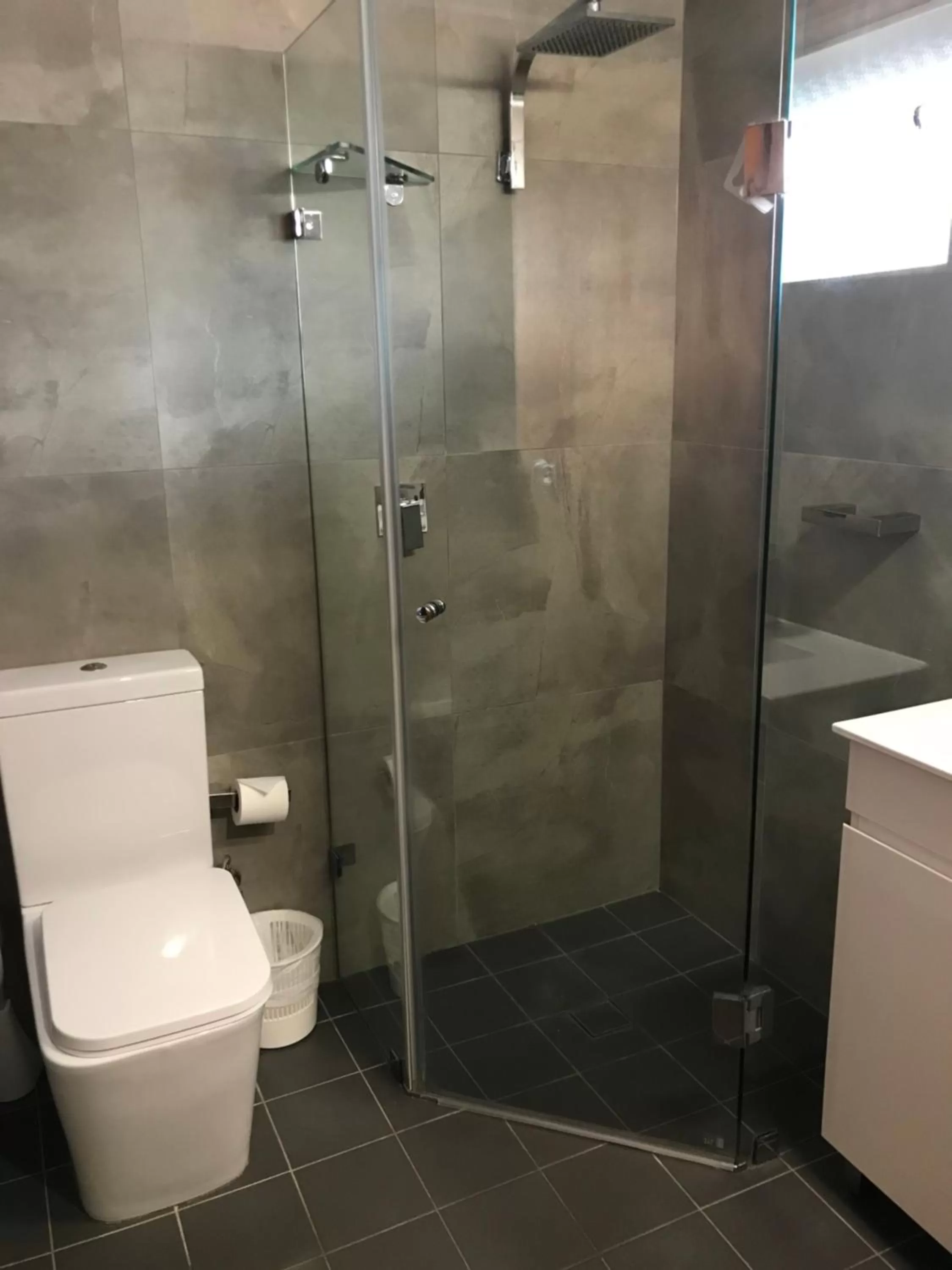 Shower in Town & Country Motor Inn