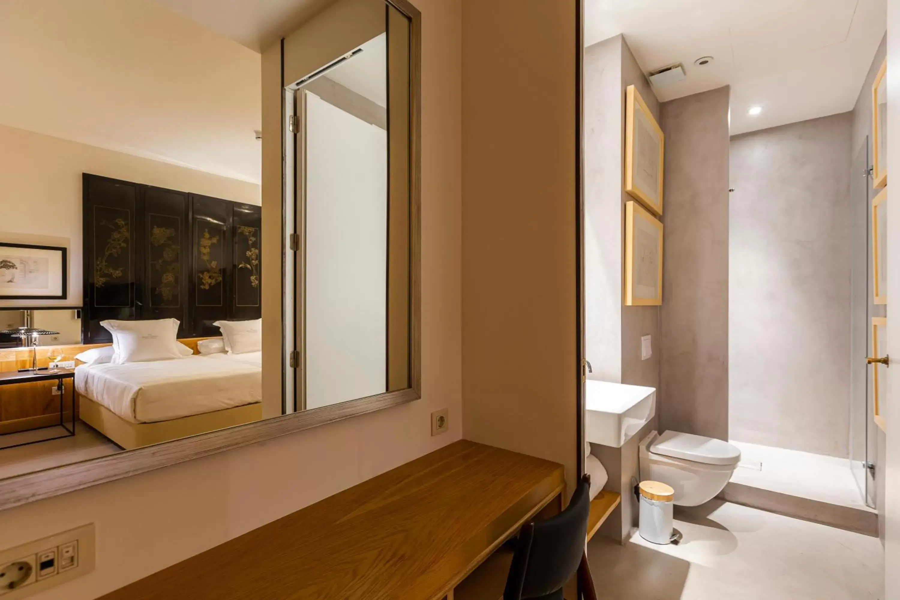 Photo of the whole room, Bathroom in Hotel Margot House Barcelona